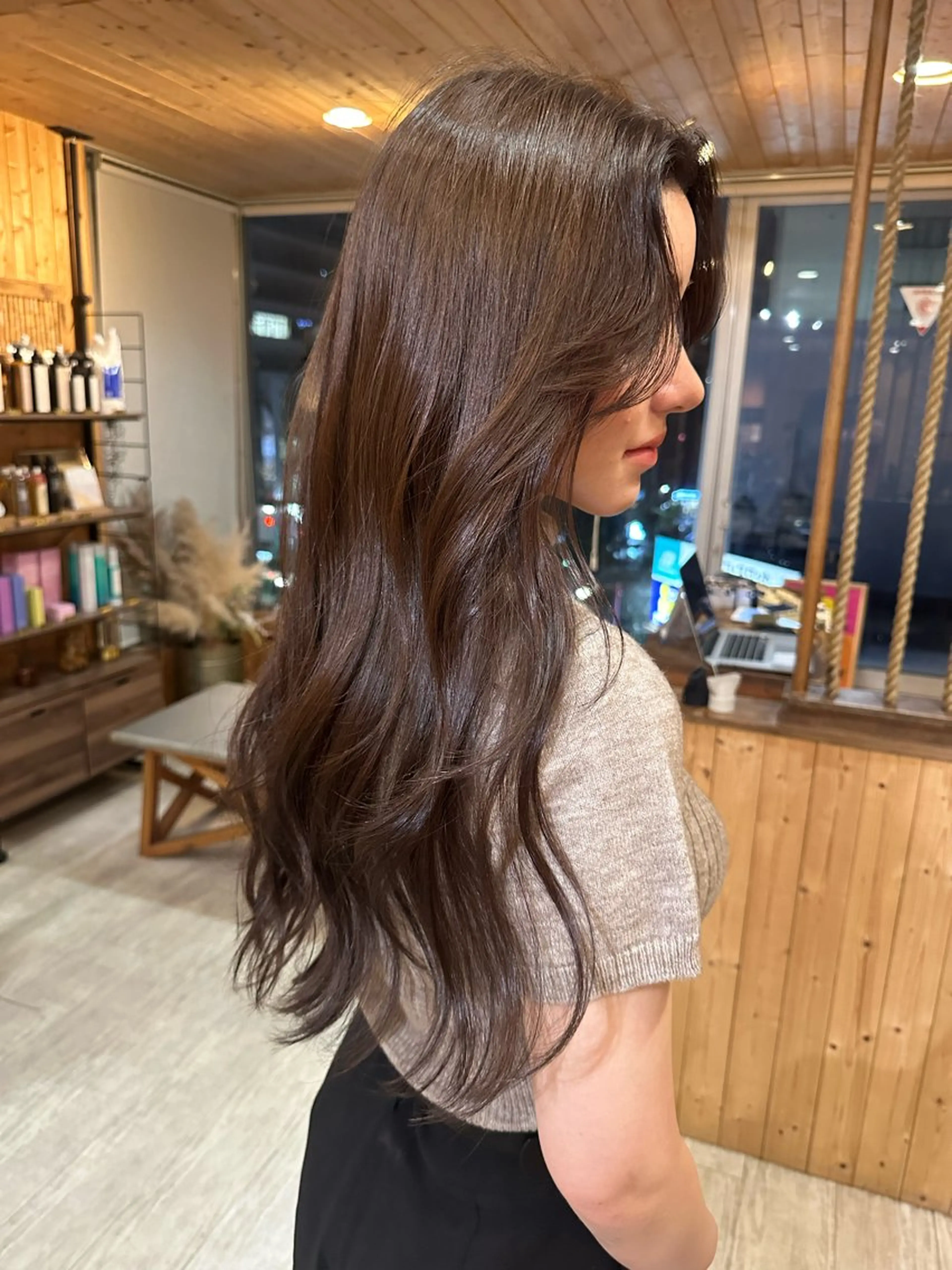 ロング 韓国レイヤー外国人風 透明感カラー髪質改善のヘアスタイル