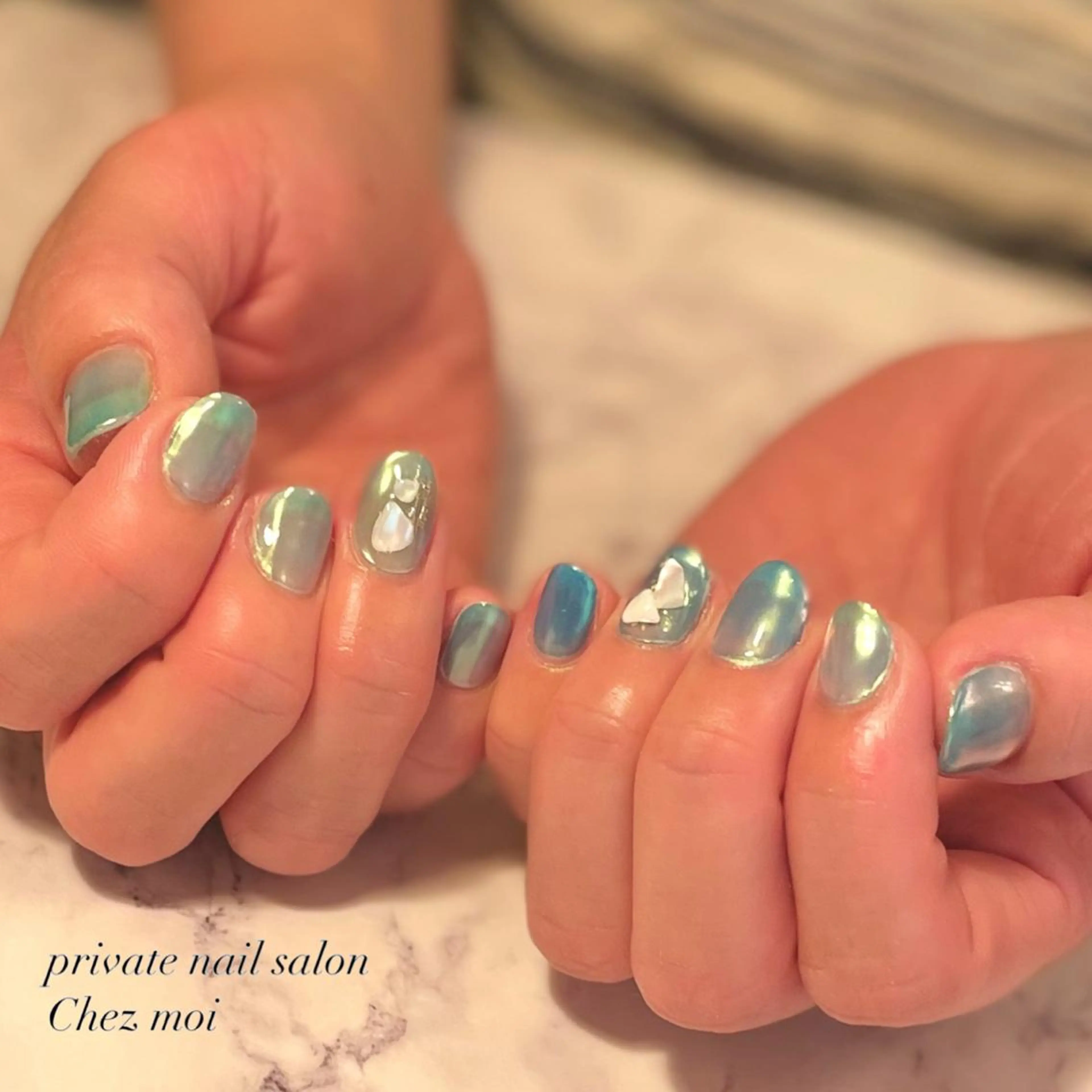 ネイル オーロラネイル ブルー グリーン ミラーネイル KOMINE TOMOKOのネイルデザイン