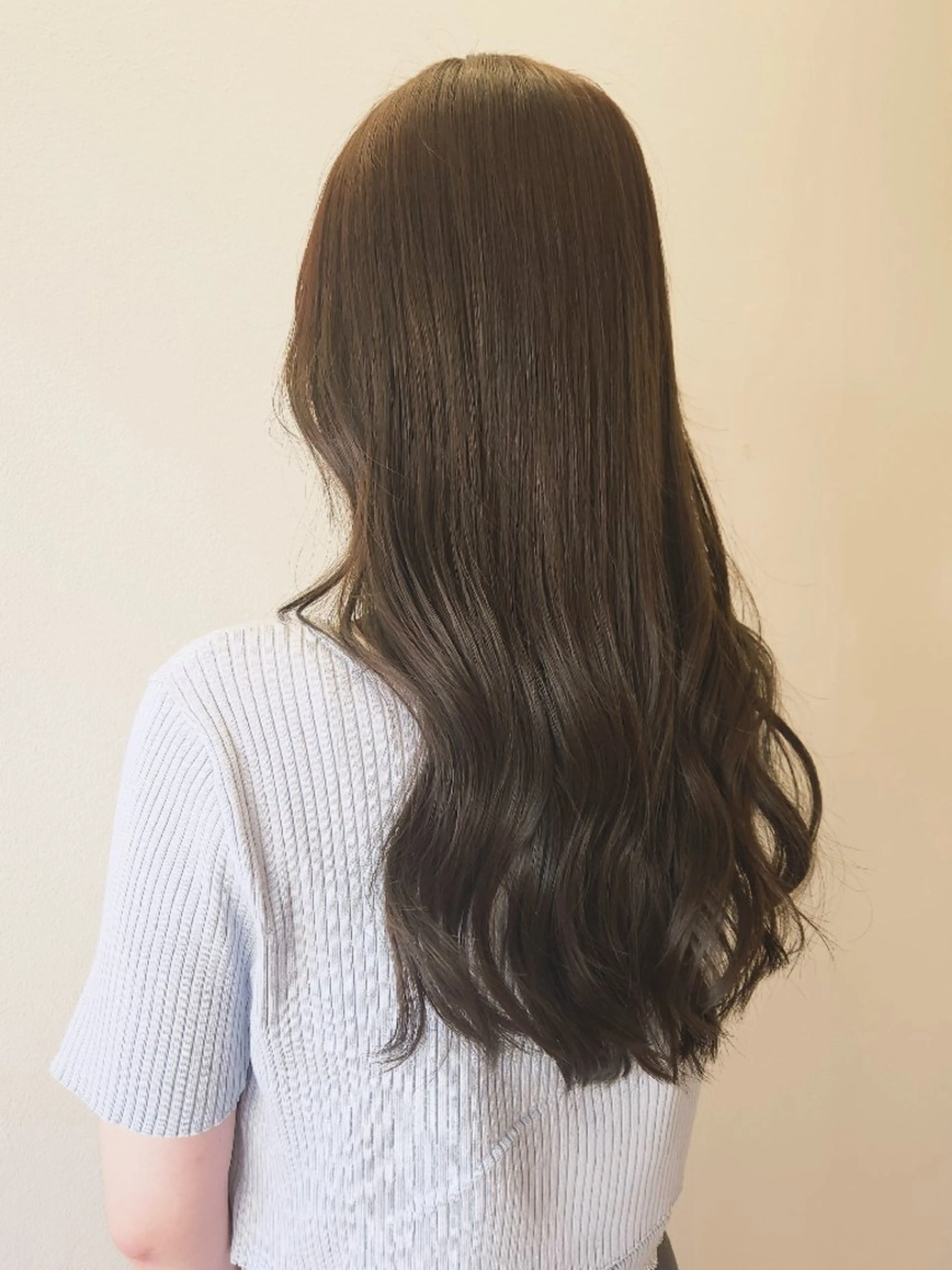 ロング カラー ベージュカラー オリーブベージュ ヘアカラー トリートメント Era Hatsuneのヘアスタイル