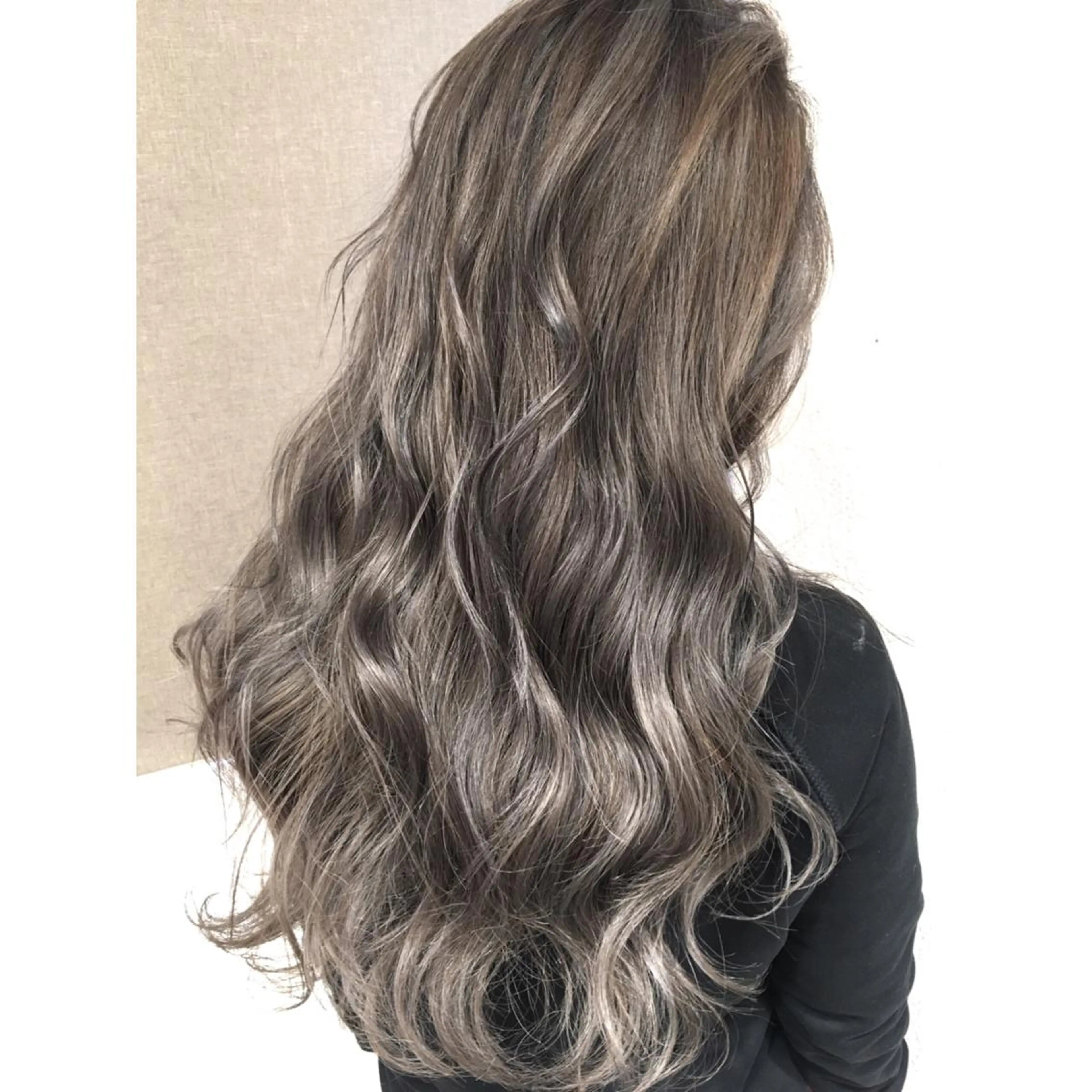 ロング カラー ハイライトカラー シルバー 3Dハイライト ハイライト ヘアカラー トリートメント 井上 一平のヘアスタイル