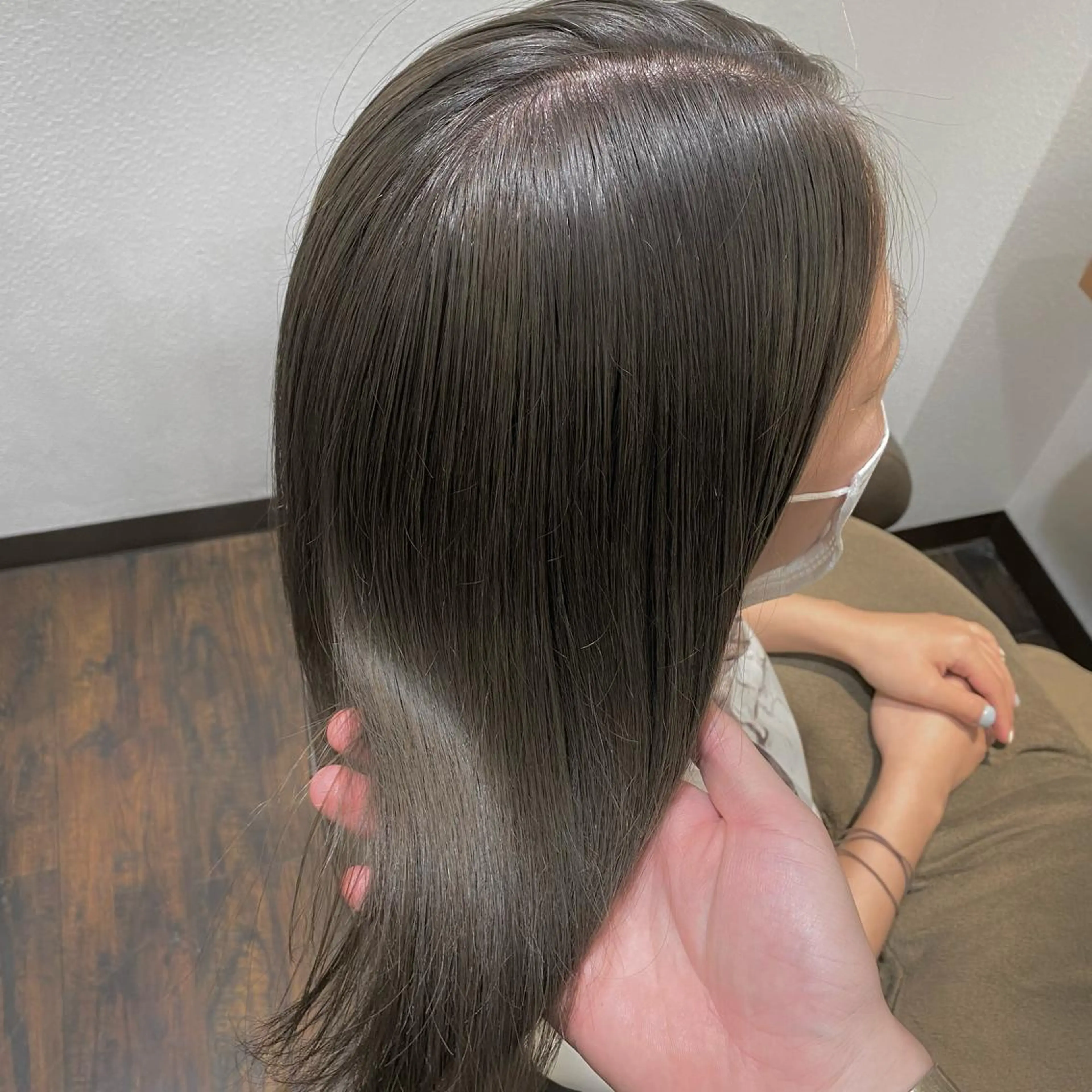 ミディアム カラー ブリーチ シルバー ヘアカラー ミモリ ユウタのヘアスタイル