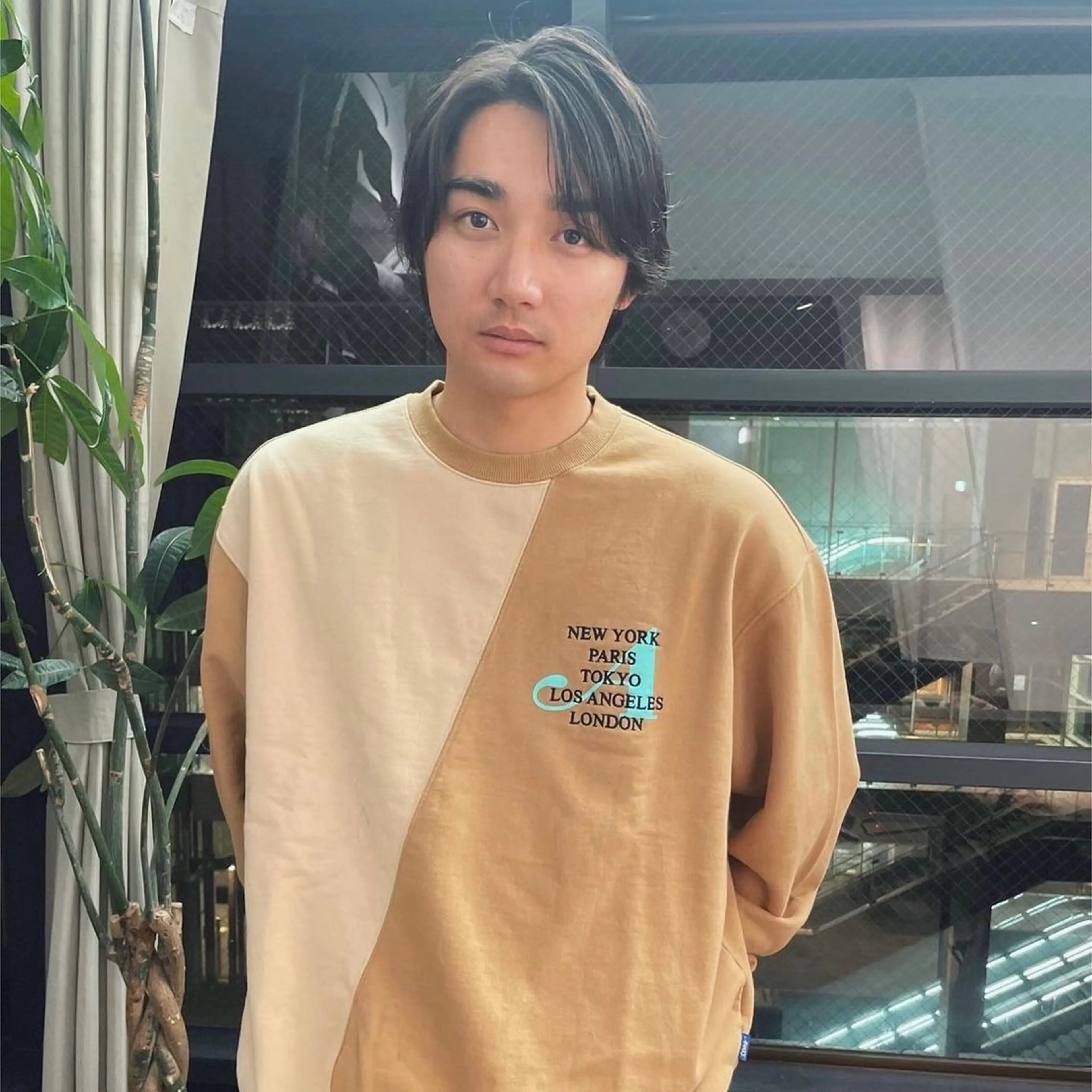 ミディアム メンズ センターパート 刈り上げ 縮毛矯正 カット ブリーチ/レイヤー 🌻Mutsumiのヘアスタイル