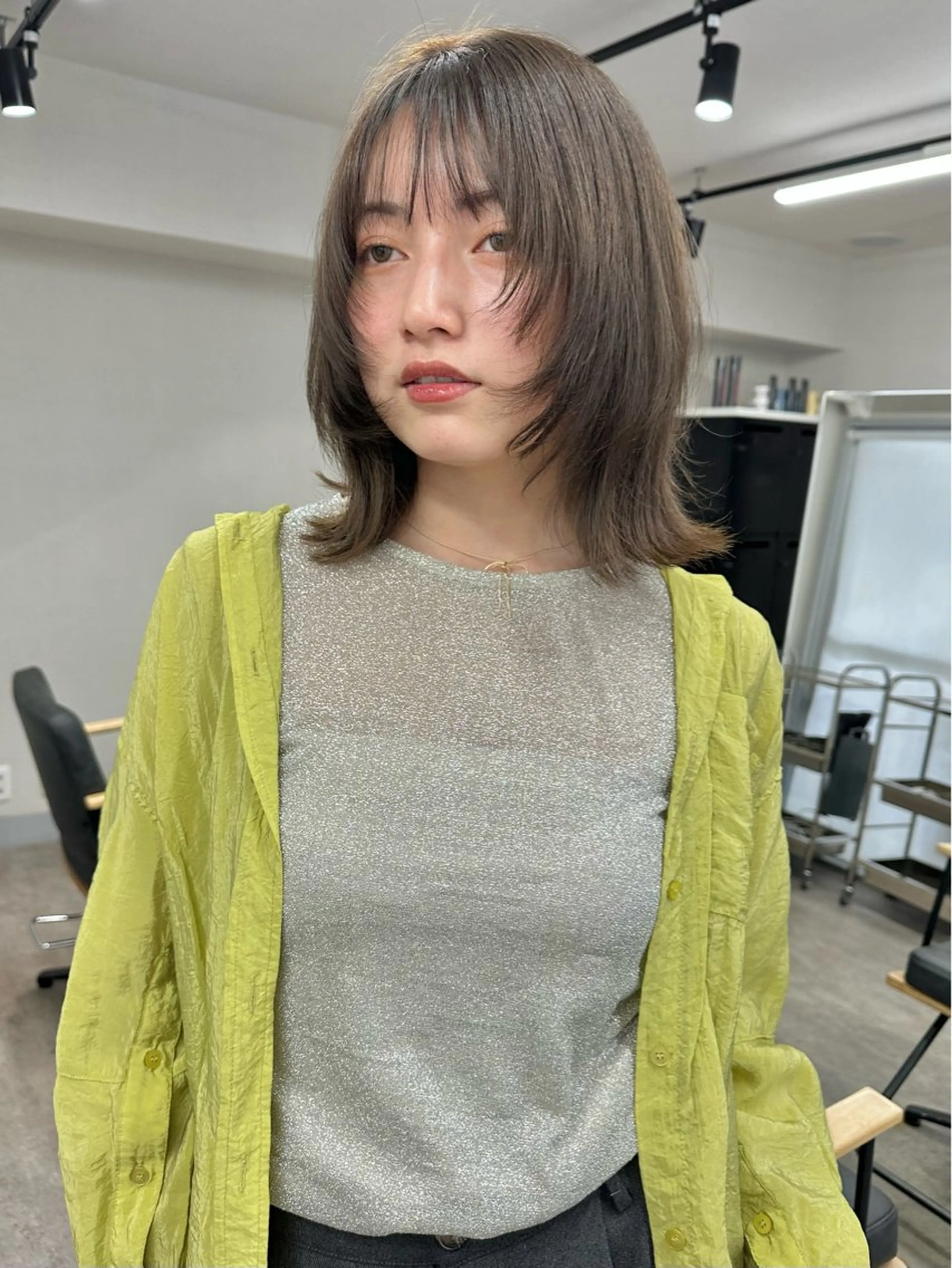 ミディアム カラー ミディアムレイヤー ベージュカラー オリーブベージュ レイヤーカット レイヤーカット🪄 耳ツボ🎀Ayumiのヘアスタイル