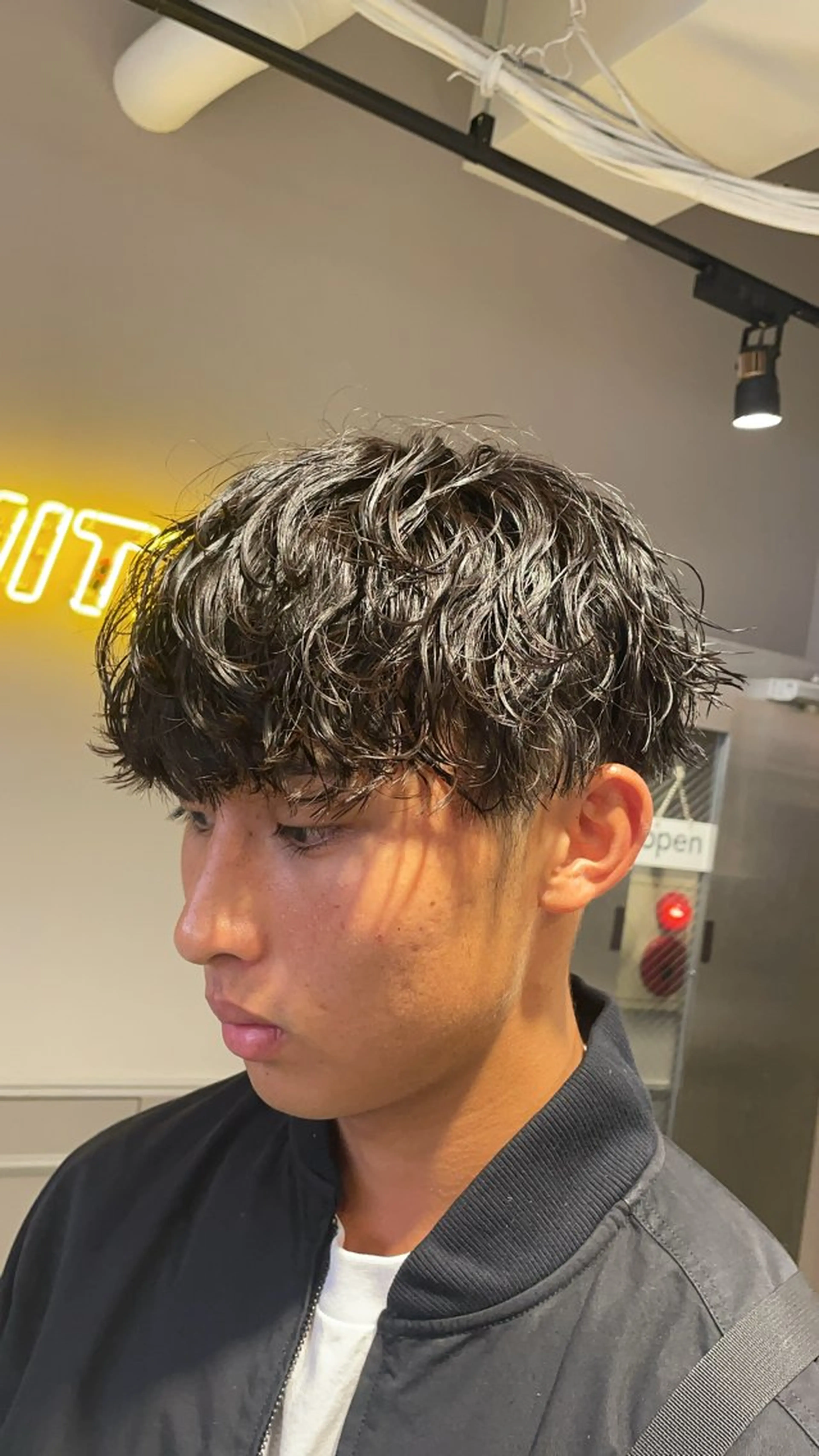 ミディアム パーマ ヘアアレンジ メンズ ミディアムパーマ マッシュ メンズパーマ 波巻きパーマ 艶カラー の達人のヘアスタイル