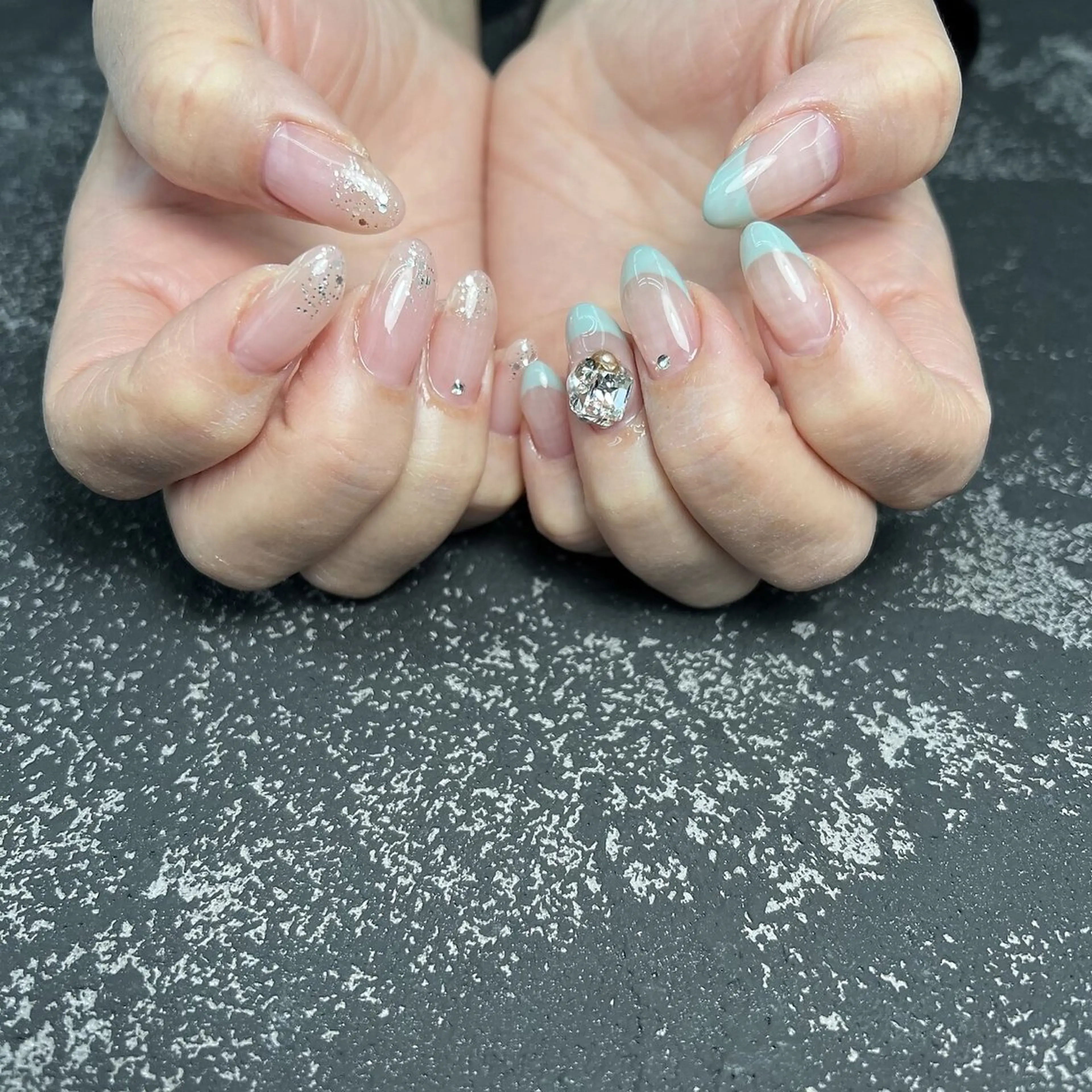 ネイル ブルー フレンチネイル キラキラネイル ラメ(グリッター) オフィスネイル ハンドネイル Queen Stella所属・Quee Stllaのネイルデザイン