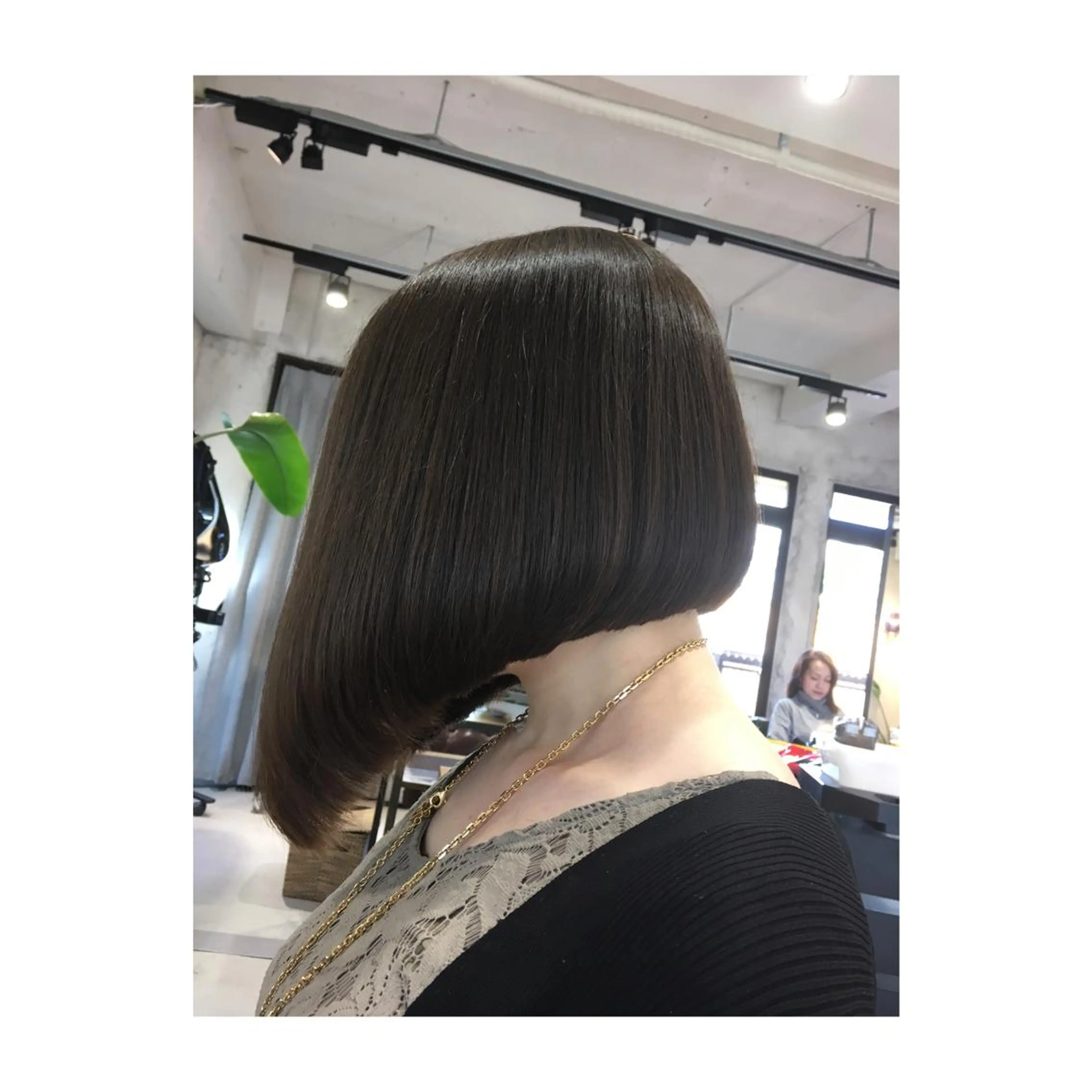 ショート 前下がりボブ ボブ アオガミ （前髪顔周りカット）のヘアスタイル