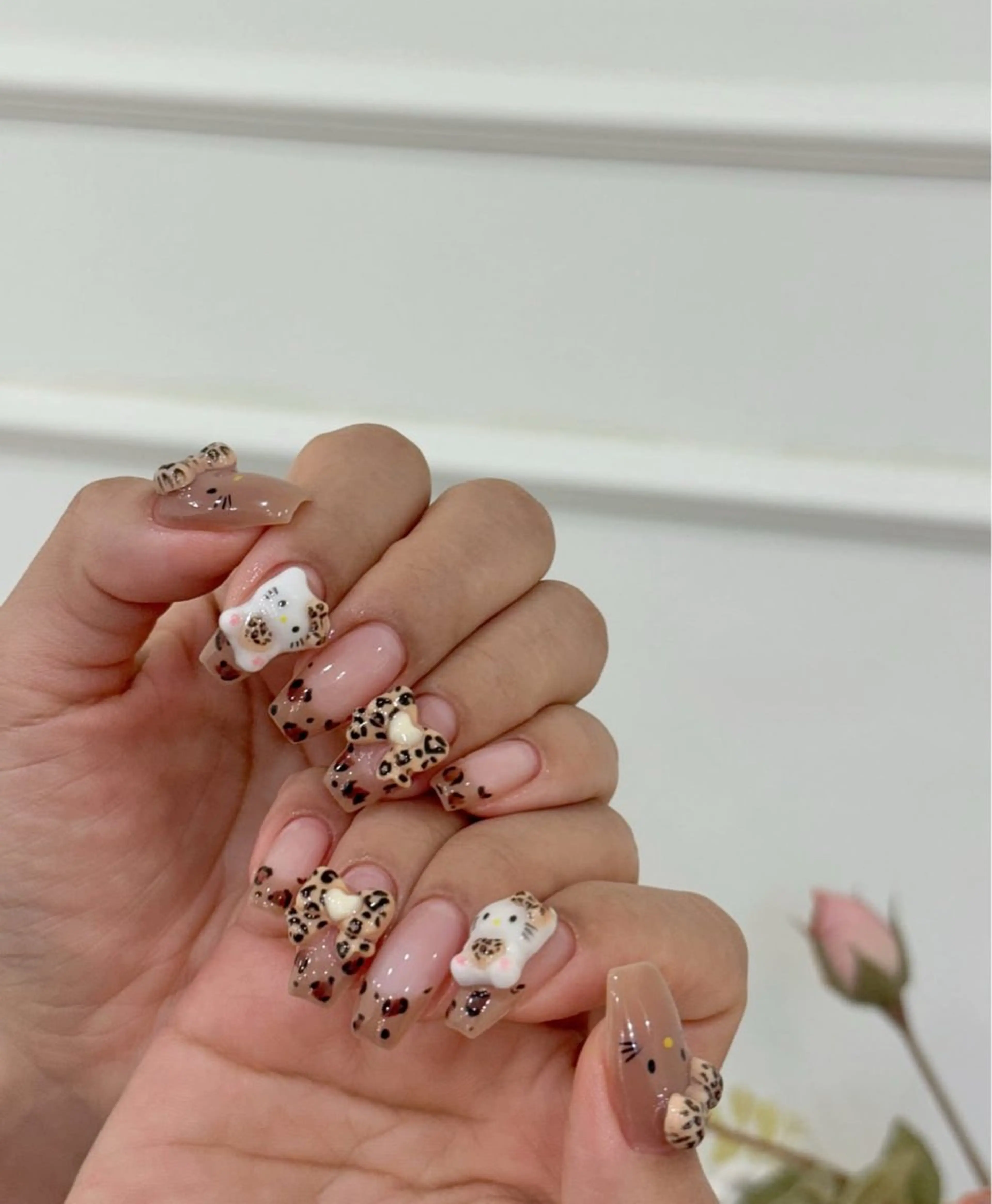 ネイル アニマル柄 オーロラネイル チークネイル フラッシュネイル ジェルネイル ハンドネイル Lyna 池袋のネイルデザイン