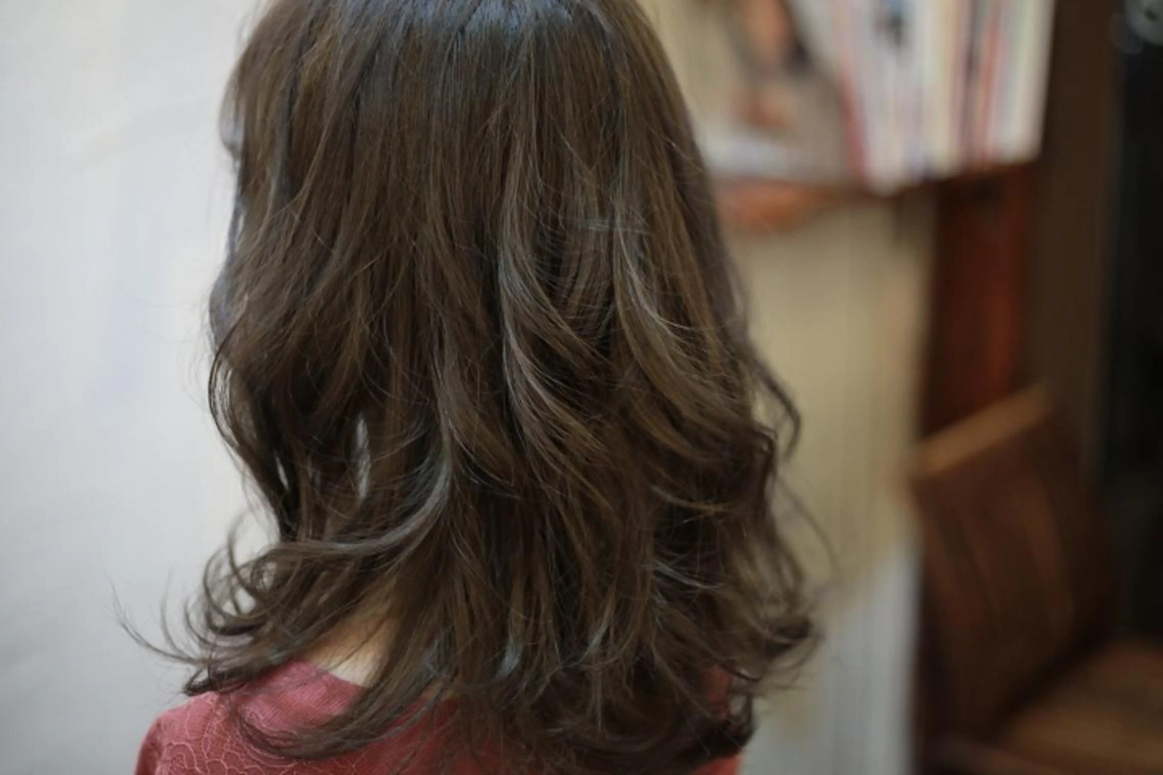 ミディアム カラー グレージュ 【韓国レイヤー特化 ハッシュカット】のヘアスタイル