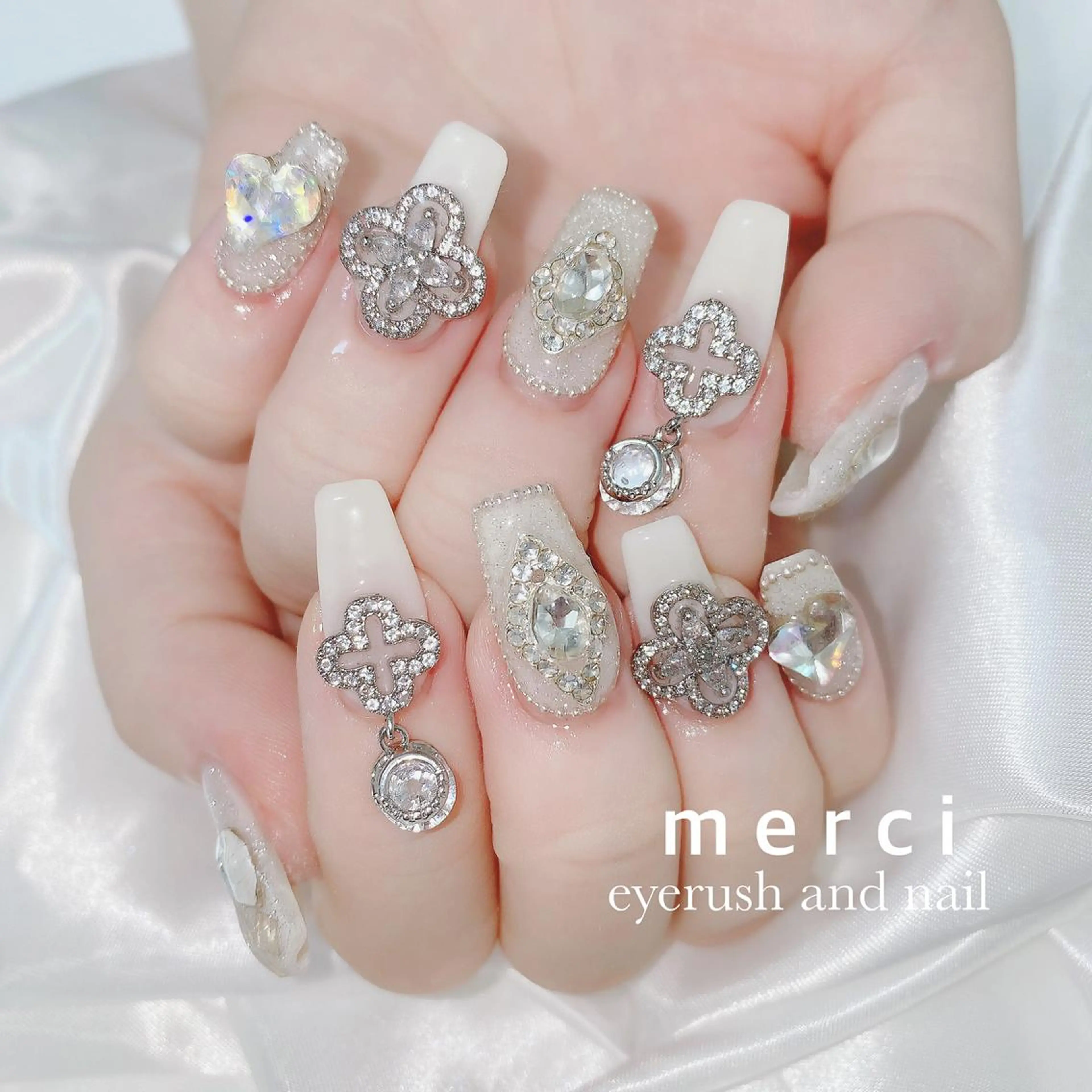 ネイル フラッシュネイル フットネイル フレンチネイル キラキラネイル 韓国ネイル ハンドネイル merci nail所属・merci nailのネイルデザイン