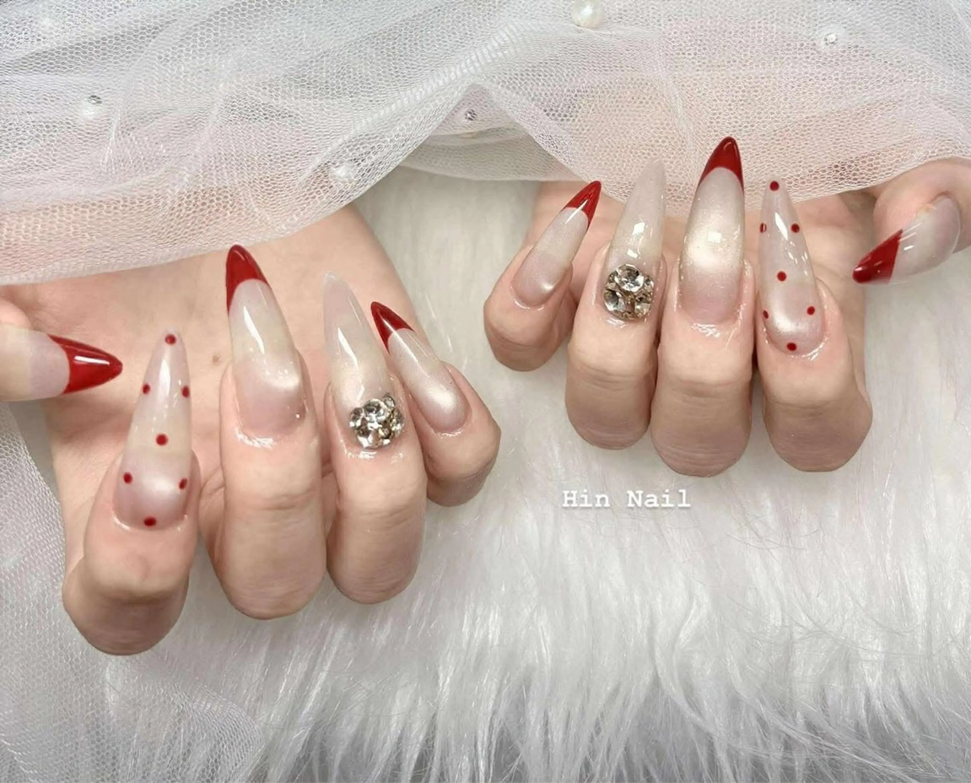 ネイル ボルドー チークネイル フレンチネイル グラデーション キラキラネイル ハンドネイル Hin  Nail所属・Hin Nail Salonのネイルデザイン