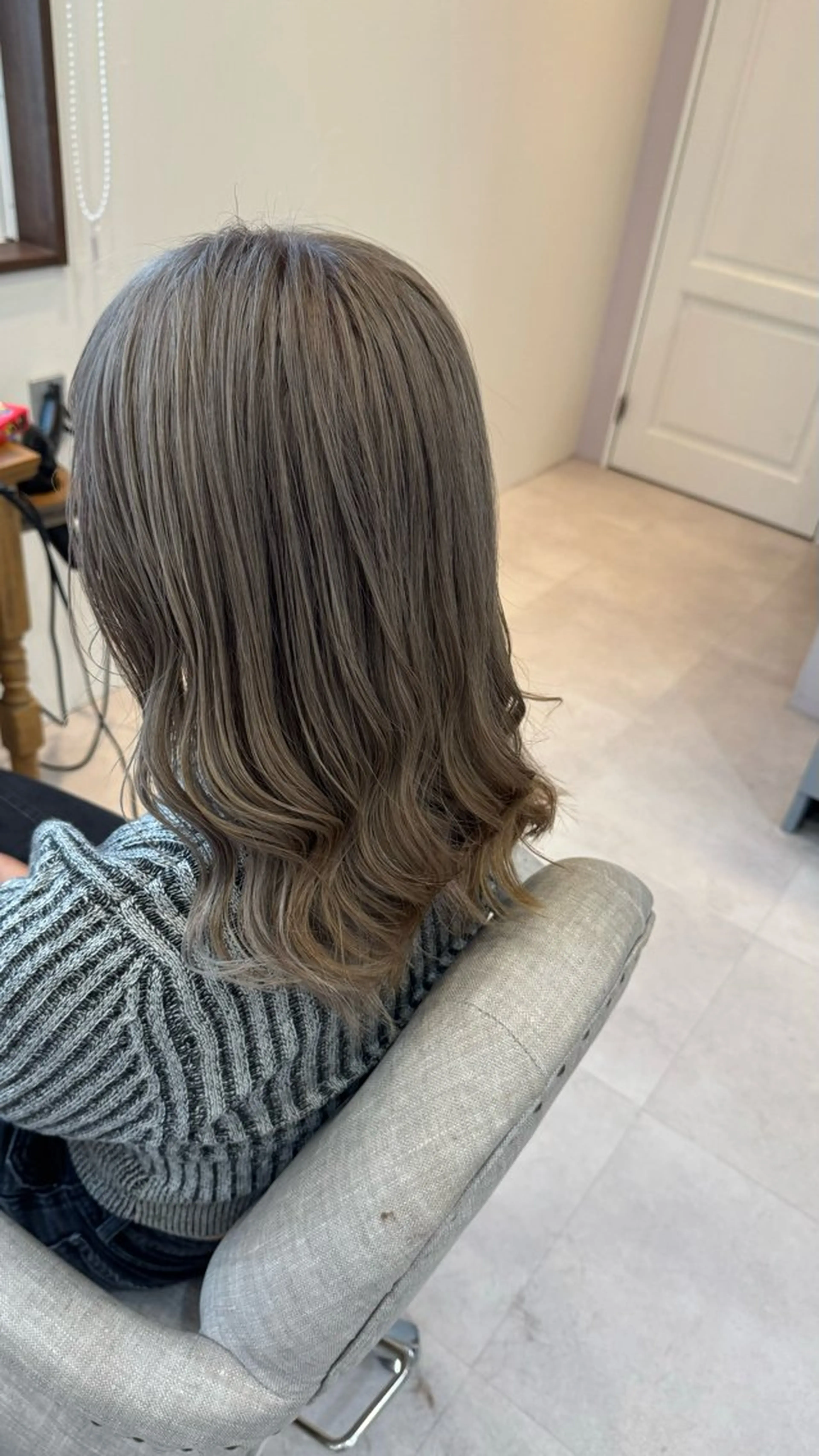 ミディアム カラー ブリーチ グレージュ ミルクティーグレージュ カット ヘアカラー トリートメント Agu hair sifle本町通り店所属・松ヶ迫 珠里のヘアスタイル