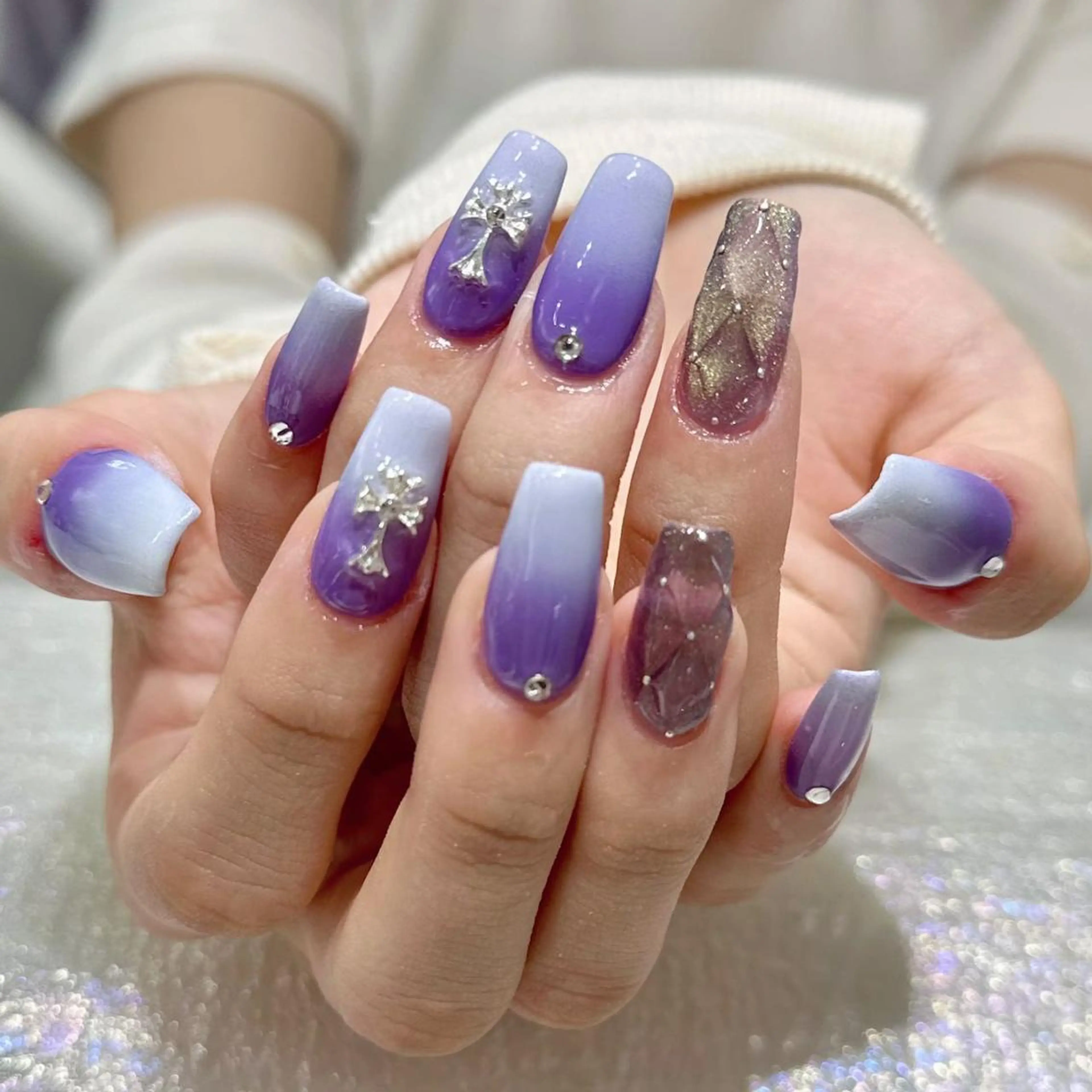 ネイル アートネイル 長さ出し ネイルチップ Queens テイのネイルデザイン