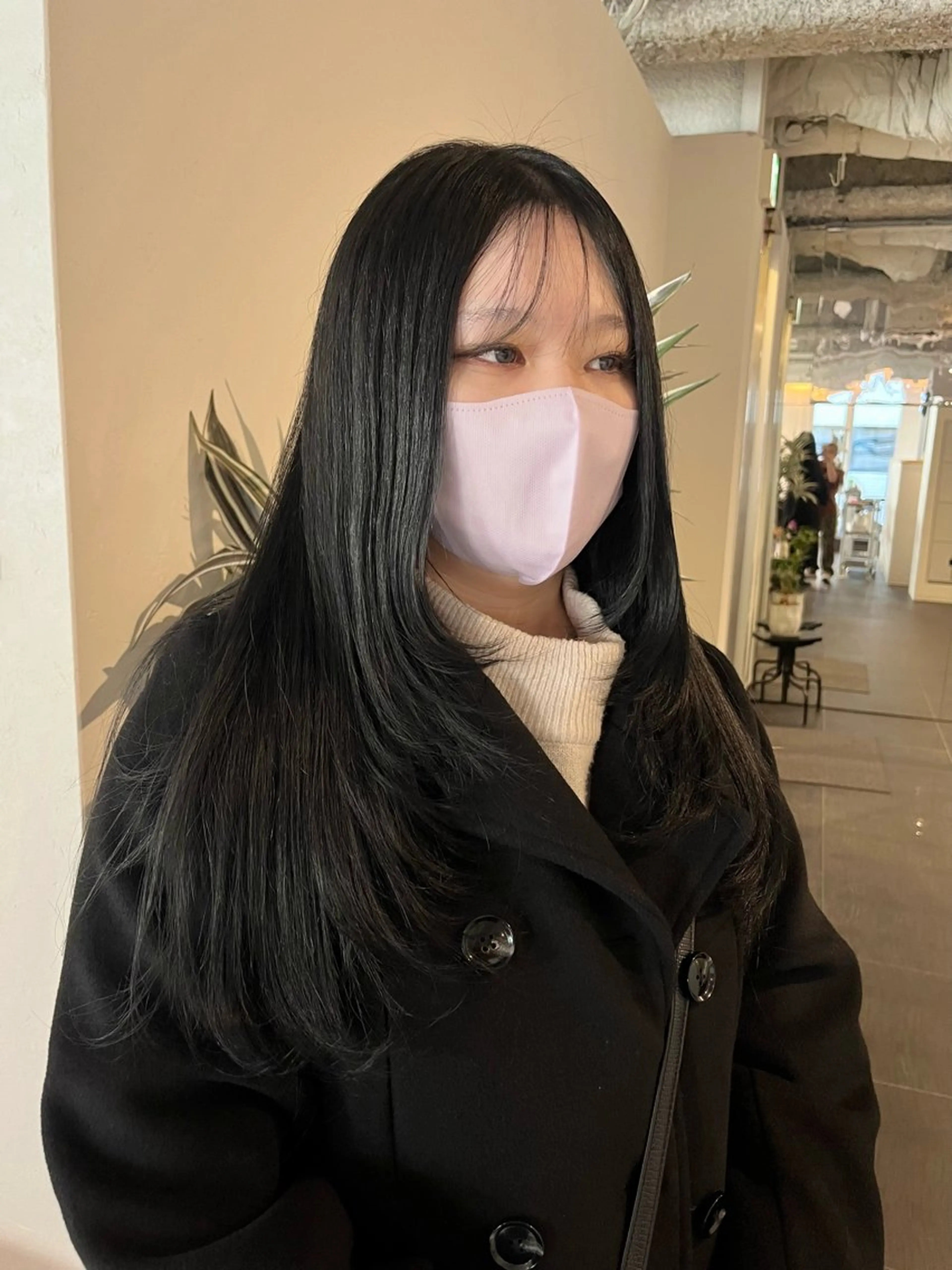 セミロング カラー 黒髪 ブルーカラー ブルーブラック ダークグレー レイヤーカット カット ヘアカラー トリートメント 桃果 momokaのヘアスタイル