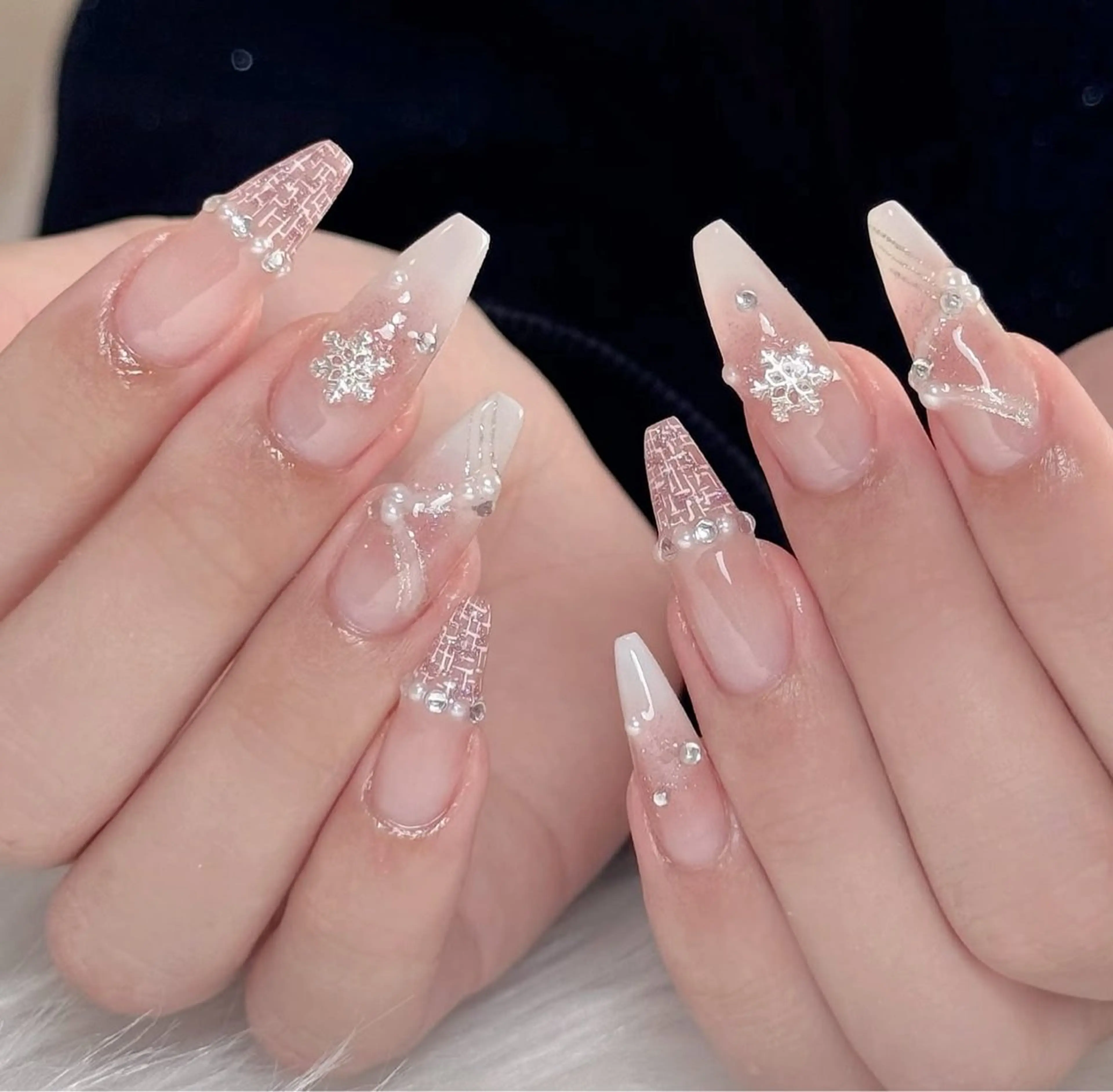 ネイル キラキラネイル マグネットネイル ミラーネイル ニュアンスネイル ワンホンネイル ハンドネイル Lyna 池袋のネイルデザイン