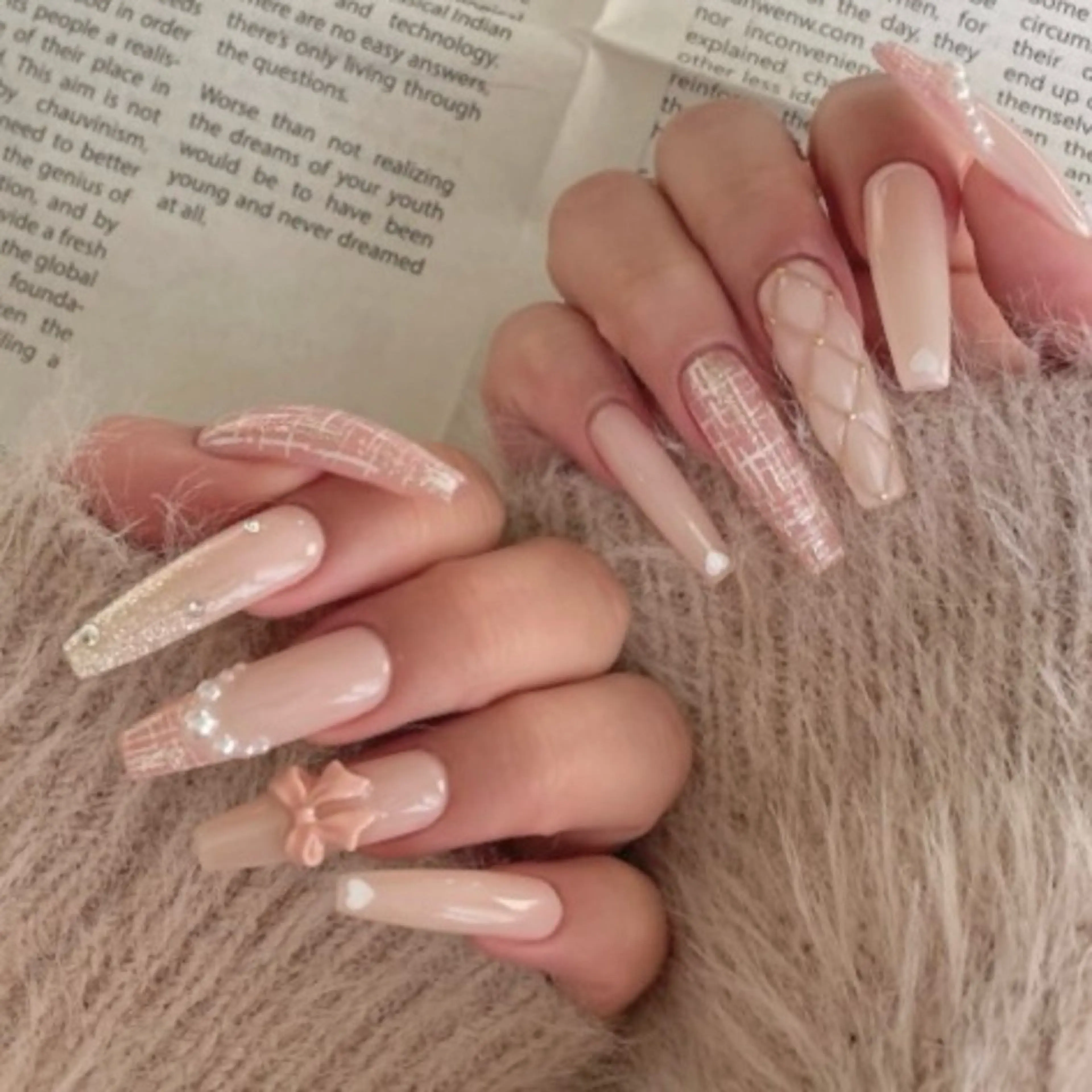 ネイル フットネイル フレンチネイル ジェルネイル ラメ(グリッター) ラメグラデーション ハンドネイル NEO Beauty Salon所属・𝐍𝐄𝐎 𝐉𝐔𝐑𝐈のネイルデザイン