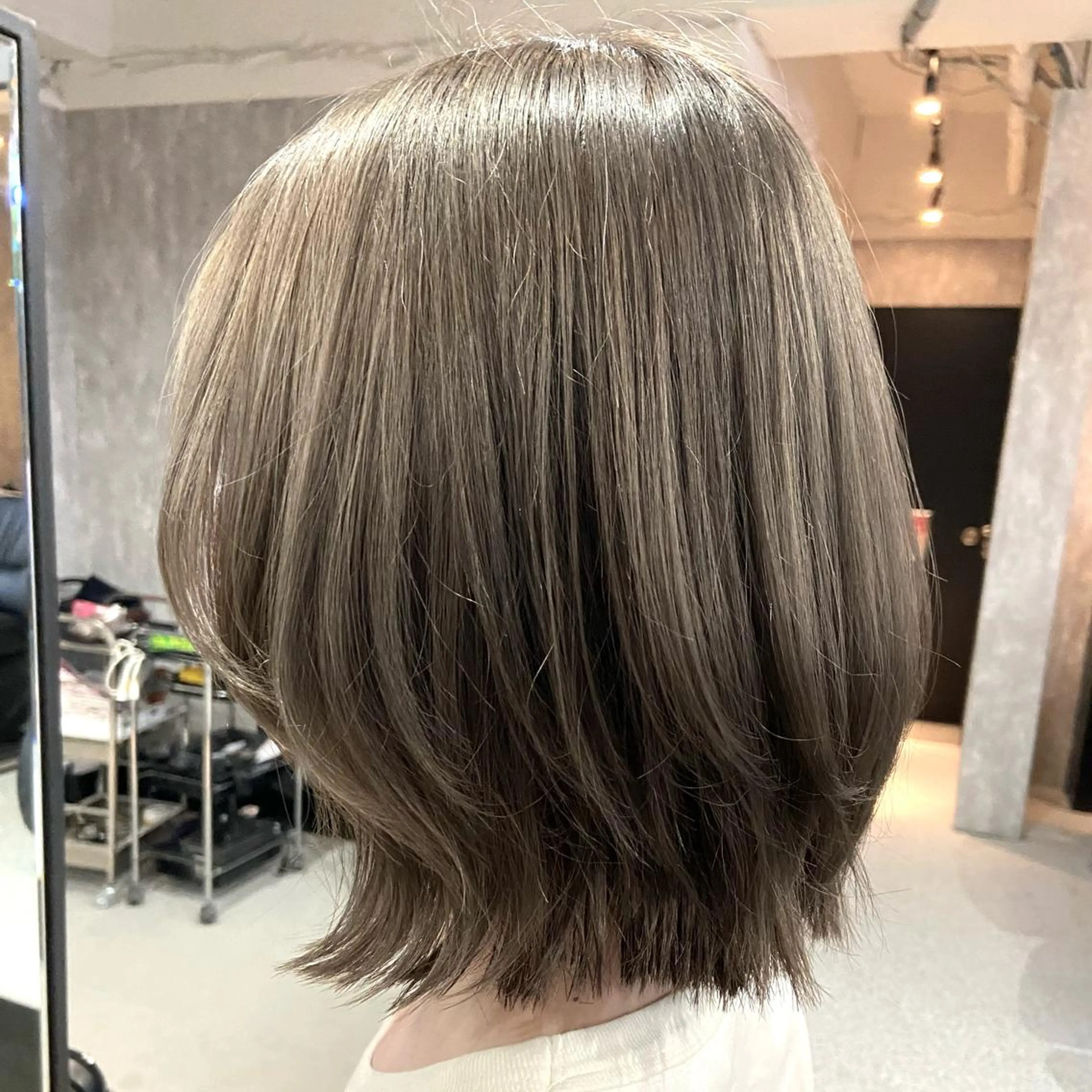 ショート カラー ヘアアレンジ グレージュ TIDEHAIR SHIHOのヘアスタイル