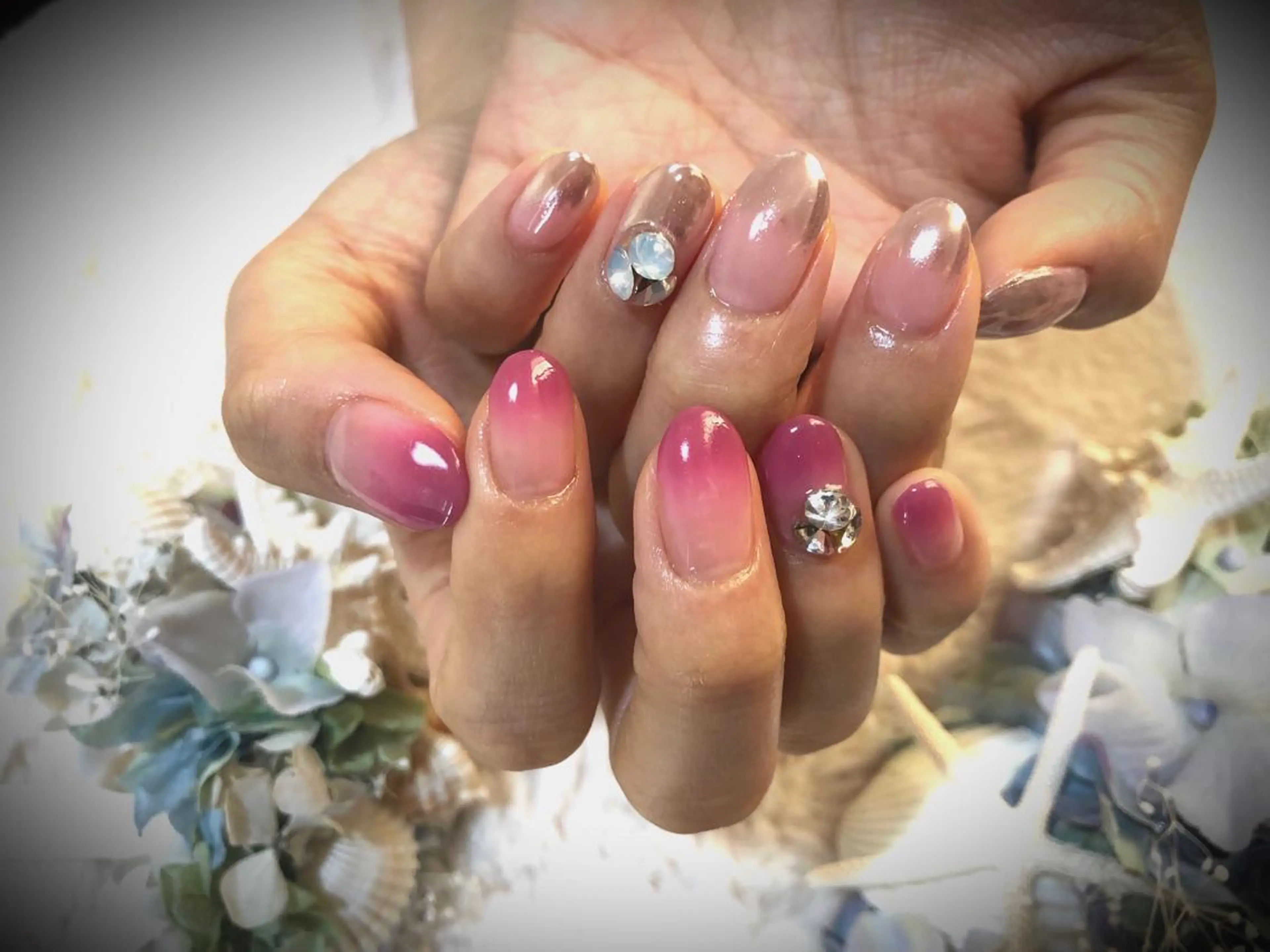 ネイル グラデーション ミラーネイル ピンク ストーンネイル その他(ネイル) YAS 青柳 安代のネイルデザイン