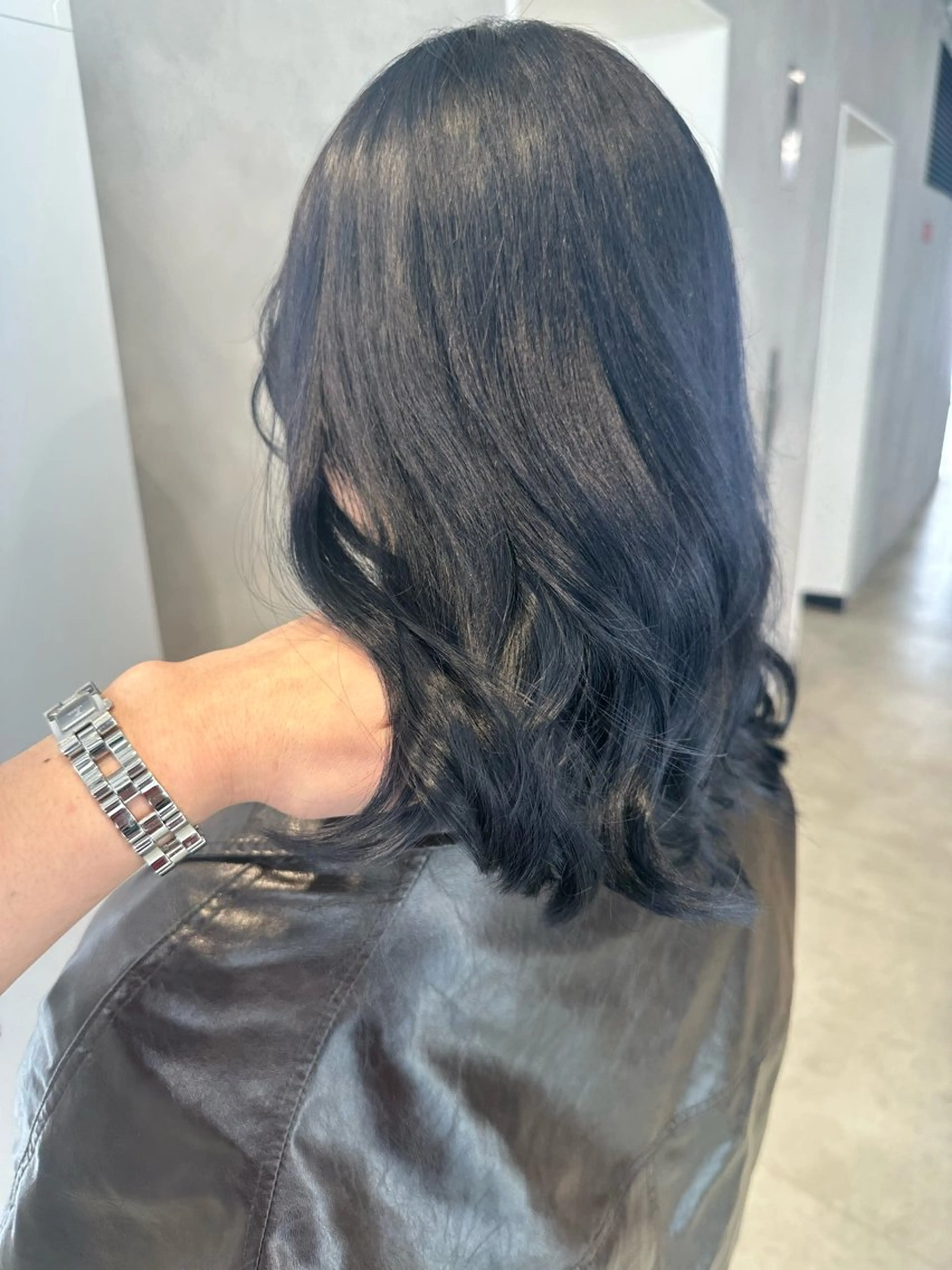 ミディアム カラー 黒髪 ブルーカラー ブルーブラック 透明感カラー カット ヘアカラー トリートメント 渋谷うる艶カラー 🦊あらし🦊のヘアスタイル