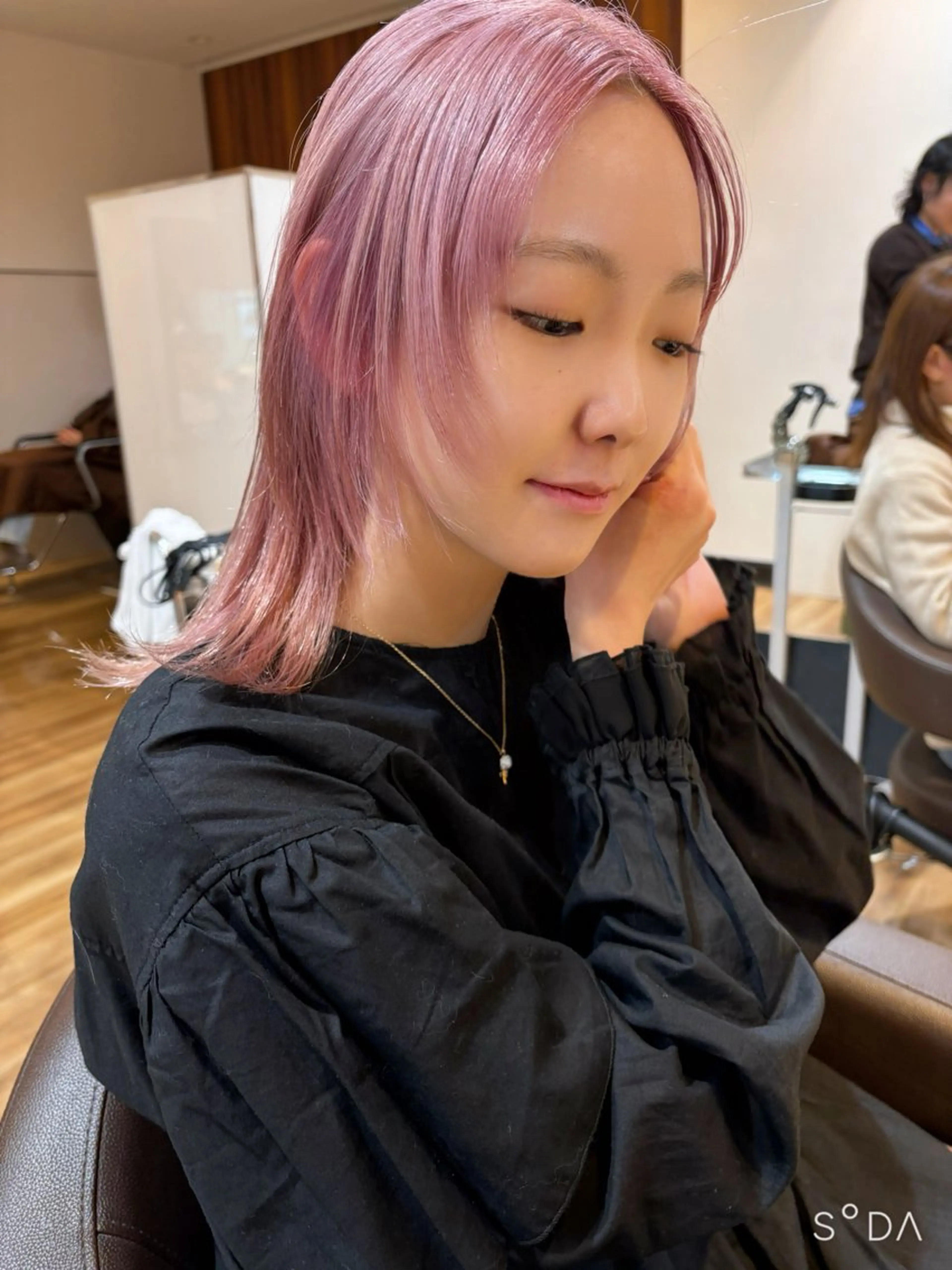 ミディアム カラー ハイトーンカラー ピンクカラー ウルフカット カット ヘアカラー トリートメント レイヤーカット /透明感/千葉怜寿のヘアスタイル