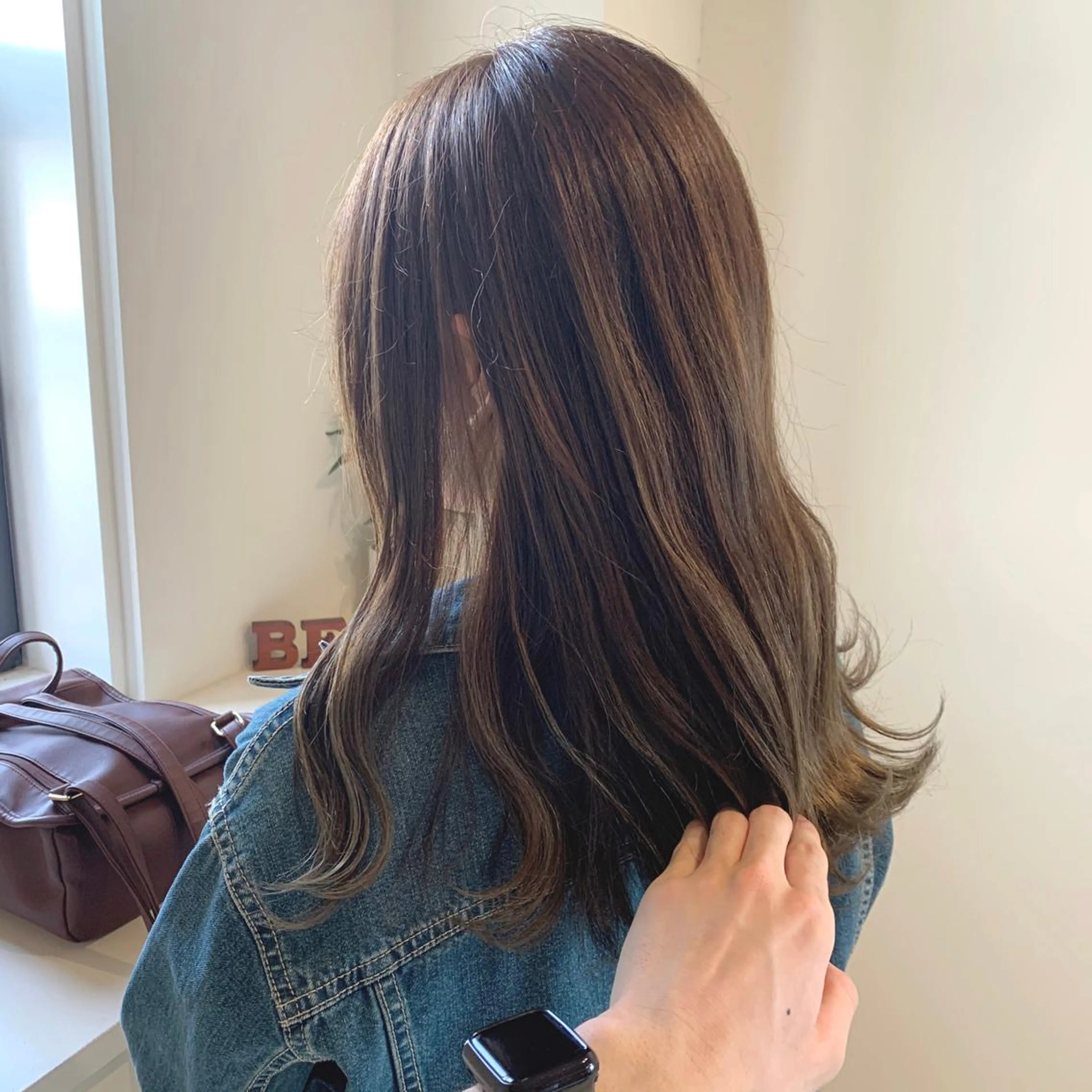 ミディアム カラー ベージュカラー ブリーチ 透明感カラー ミルクティーベージュ ブリーチなしカラー 清水 亮太／赤み消しカラーのヘアスタイル