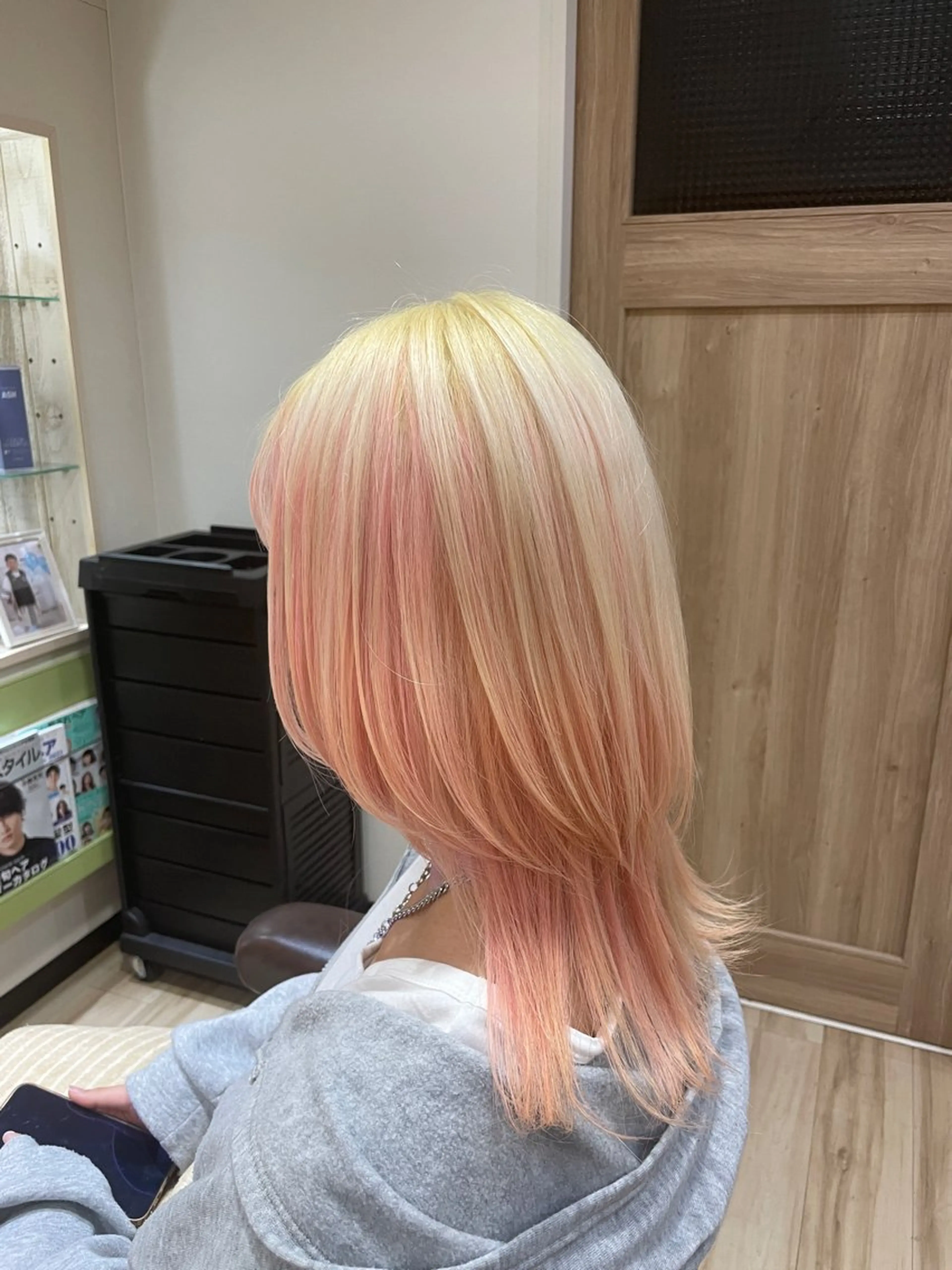 ミディアム カラー ブリーチ ブロンド デザインカラー 🌈派手髪ハイトーン 🌈鈴木亮太🌈のヘアスタイル