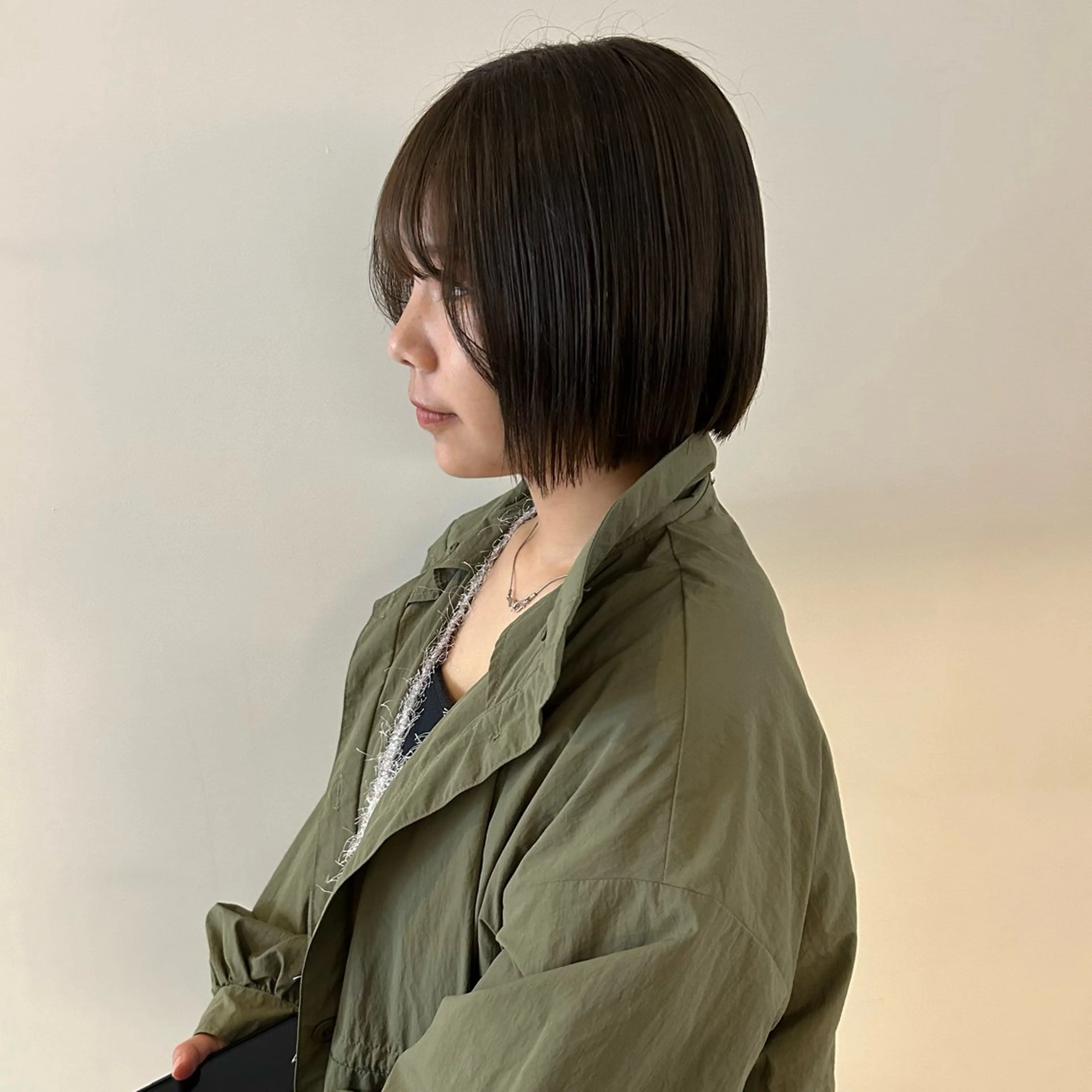 ショート ボブ 顔まわりレイヤー 顔周りカット レイヤーカット nonoka オリーブ/グレージュのヘアスタイル