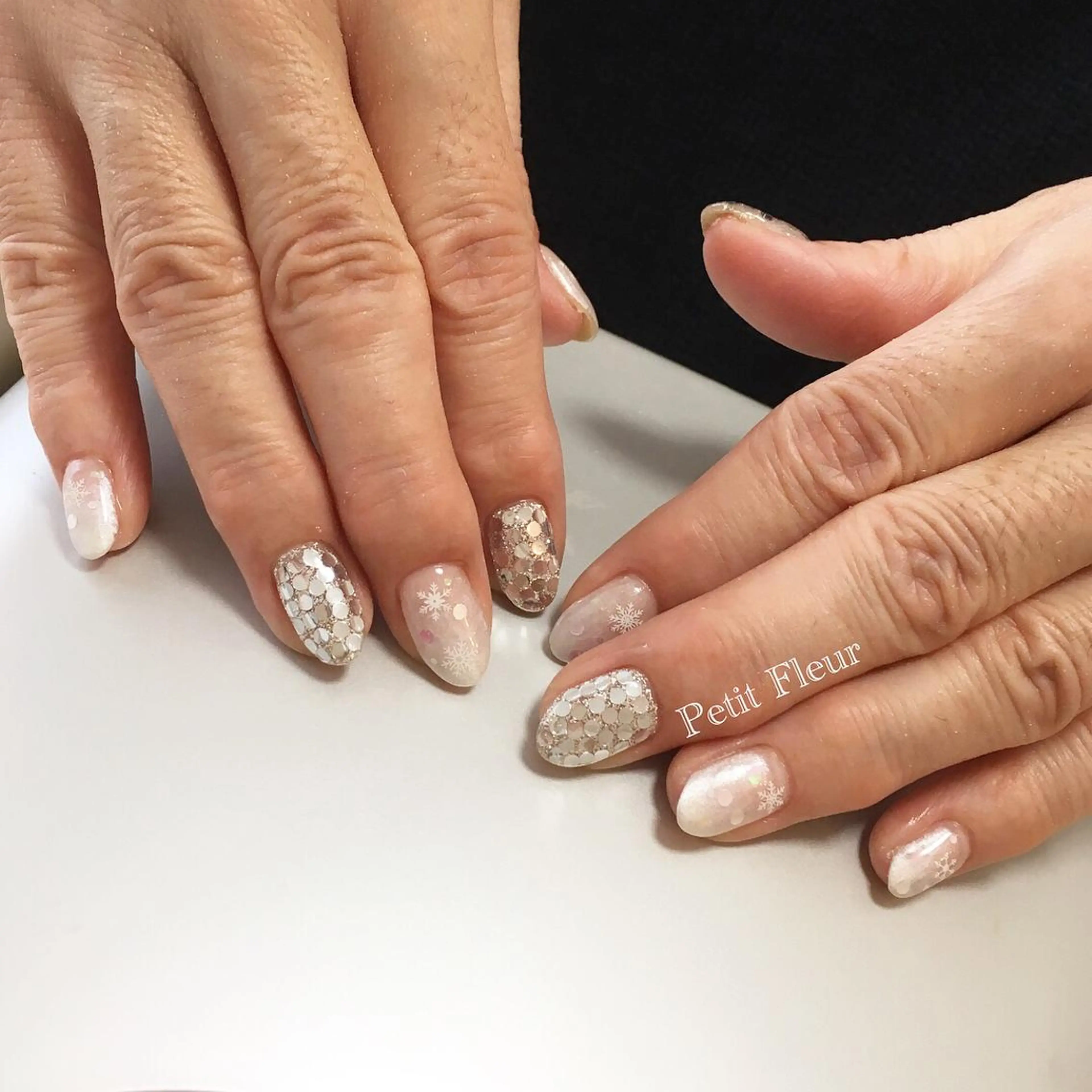 ネイル ホログラムネイル キラキラネイル シルバー ホワイト 冬ネイル Petit Fleur所属・青柳 亜梨奈のマツエク・マツパデザイン