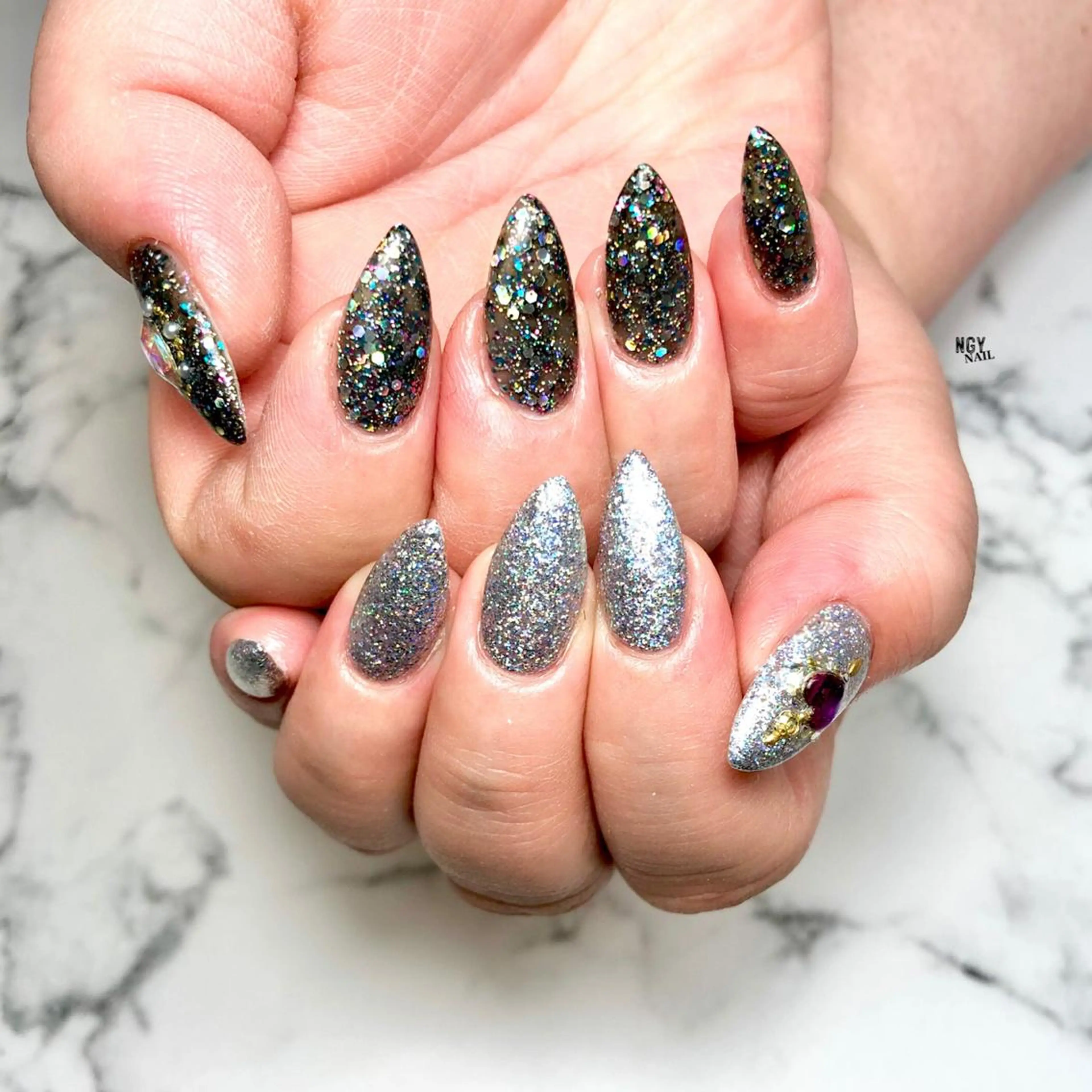 ネイル オーロラネイル キラキラネイル 韓国ネイル ラメ(グリッター) ロングネイル ハンドネイル NAIL NOWのネイルデザイン