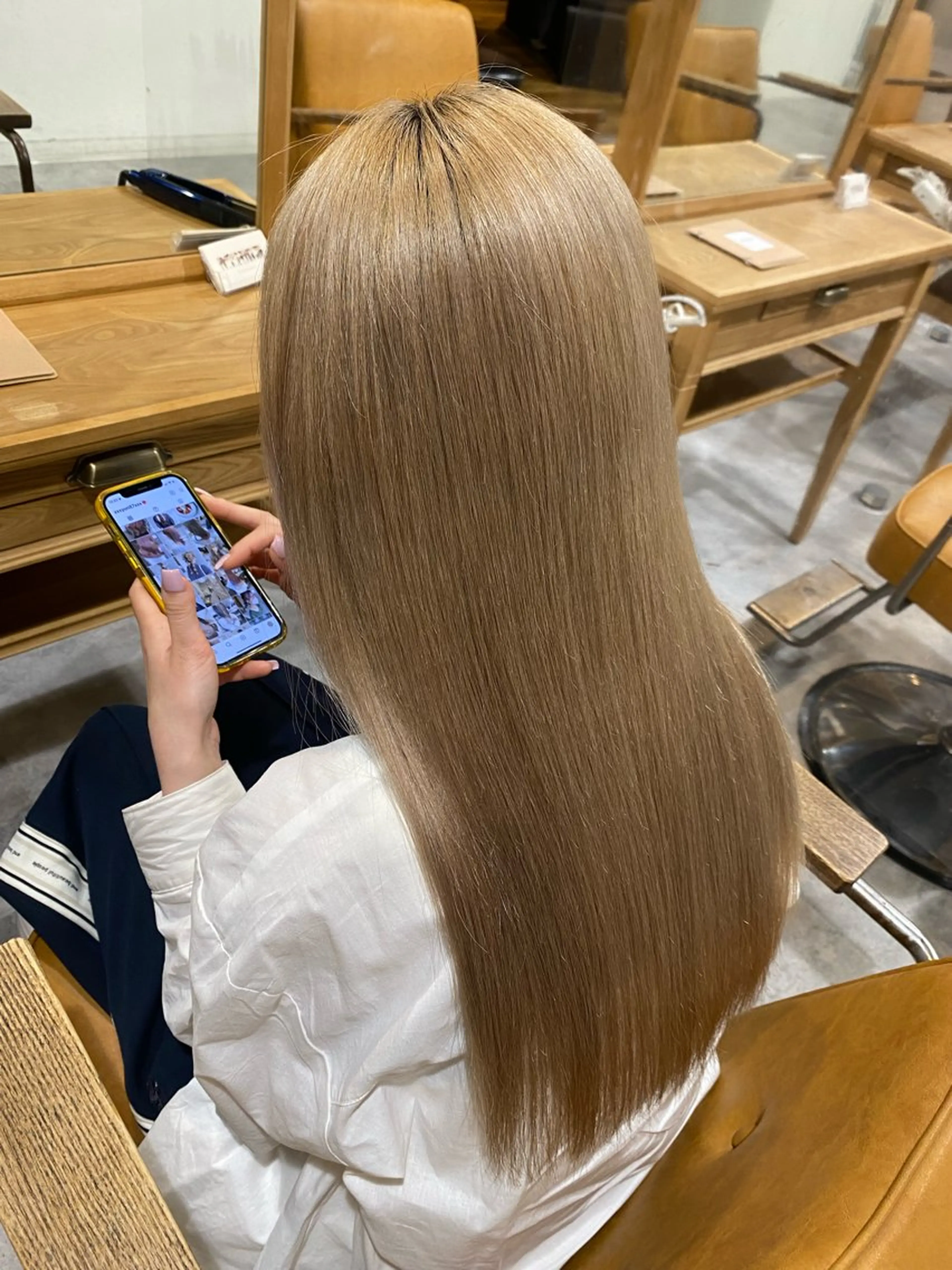 ロング 酸性ストレート× 韓国風レイヤーのヘアスタイル