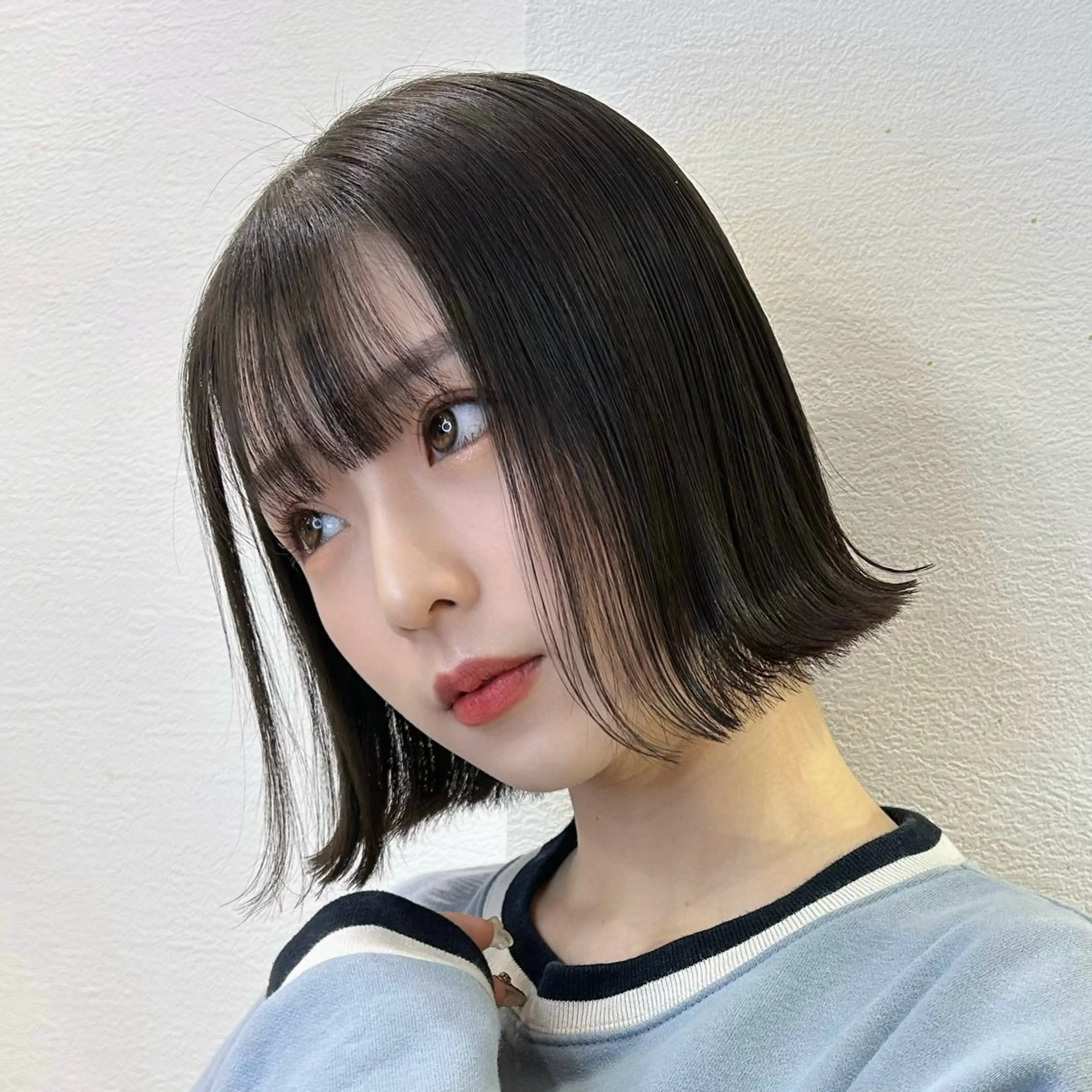 ミディアム ヘアアレンジ 切りっぱなしボブ ボブ 外ハネヘア 縮毛矯正 カット ヘアカラー トリートメント 髪質改善【縮毛矯正】 北千住で美髪に導く人のヘアスタイル