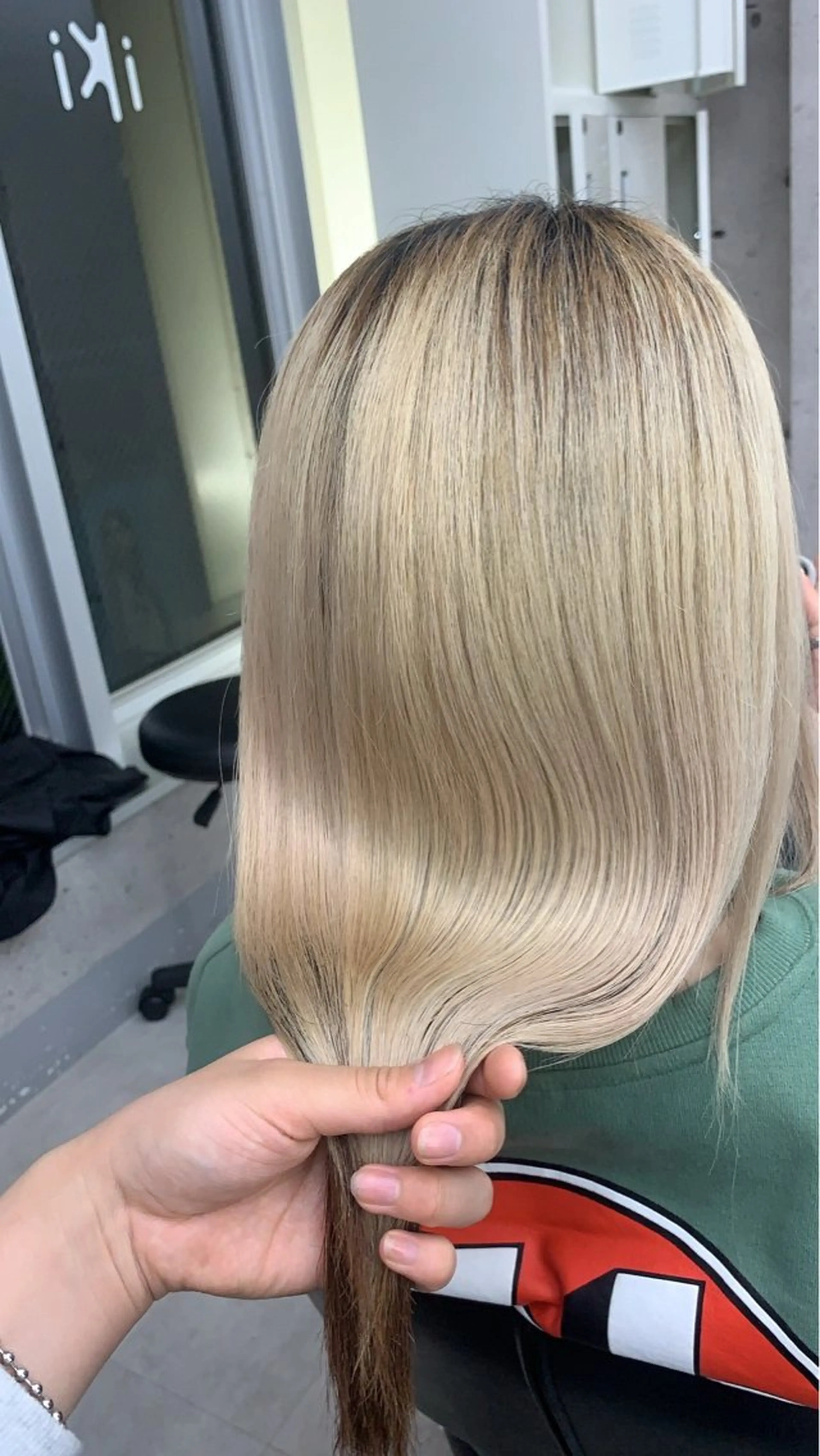 セミロング HARUKA🖤 ハイトーンのヘアスタイル