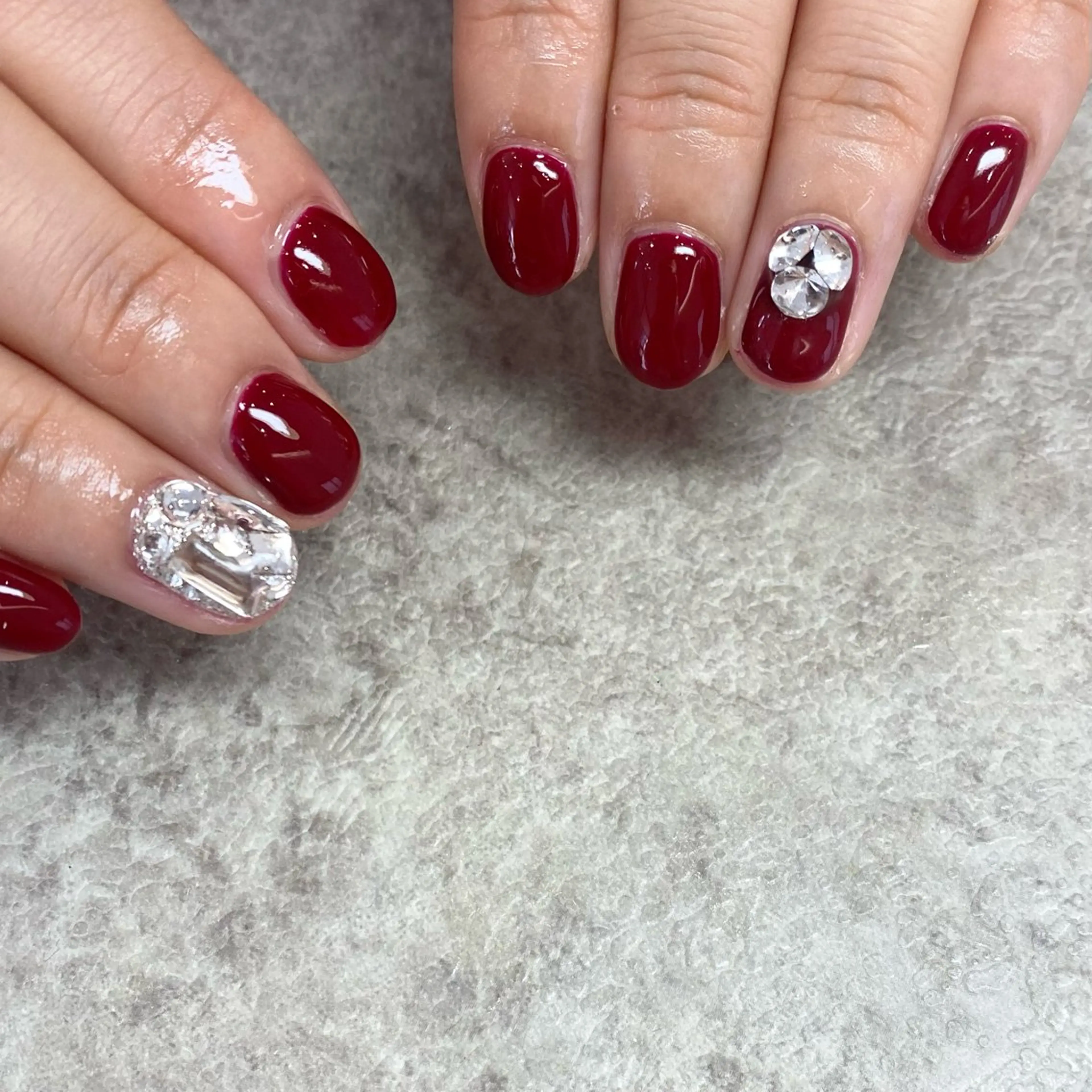 ネイル ボルドー キラキラネイル オフィスネイル ストーンネイル Nailsalon Merci所属・Merci momoのネイルデザイン