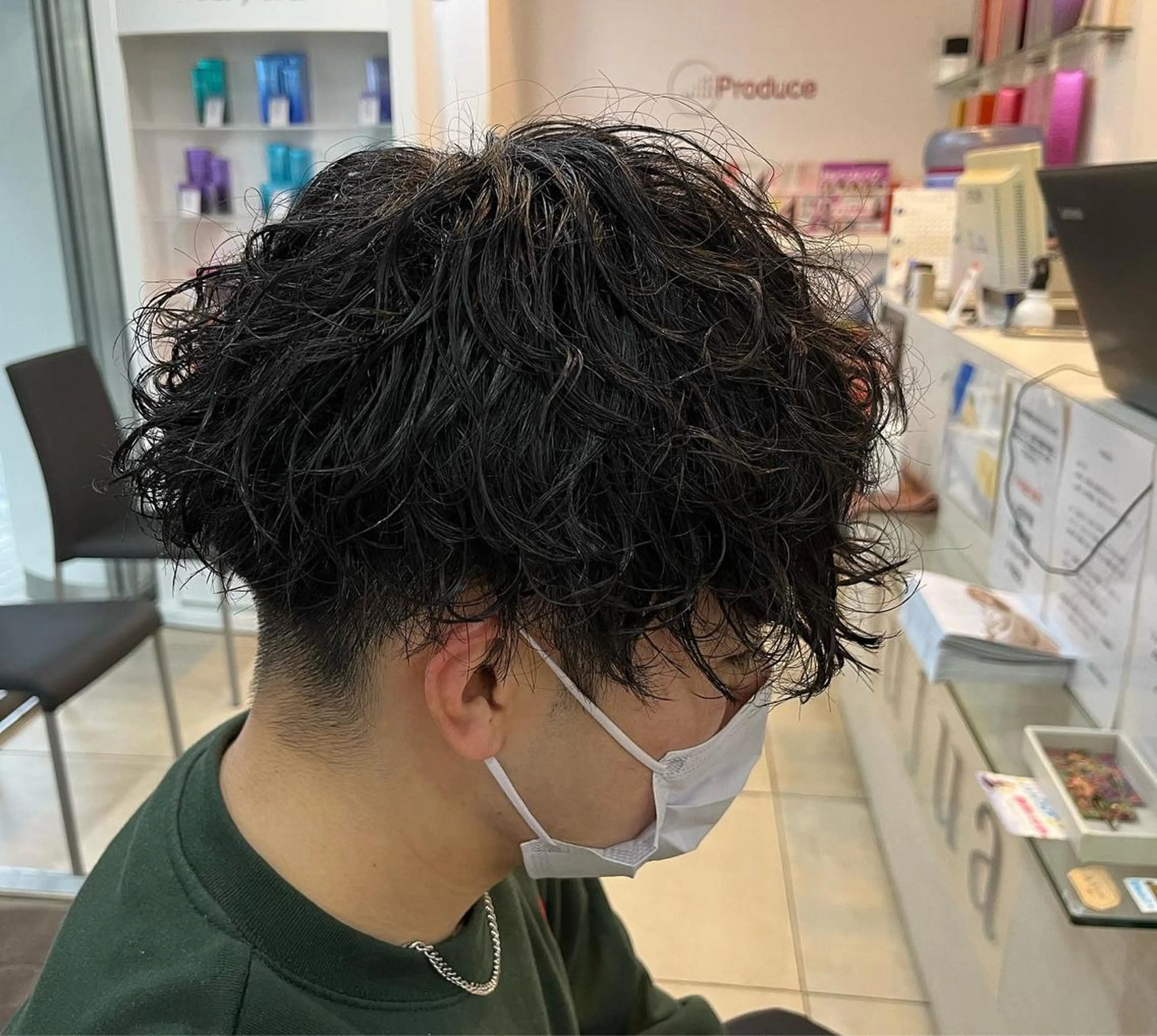 ミディアム パーマ メンズ マッシュ 波巻きパーマ カット パーマ 韓国風メンズ/毛流れ ヘアなら須田龍世のヘアスタイル