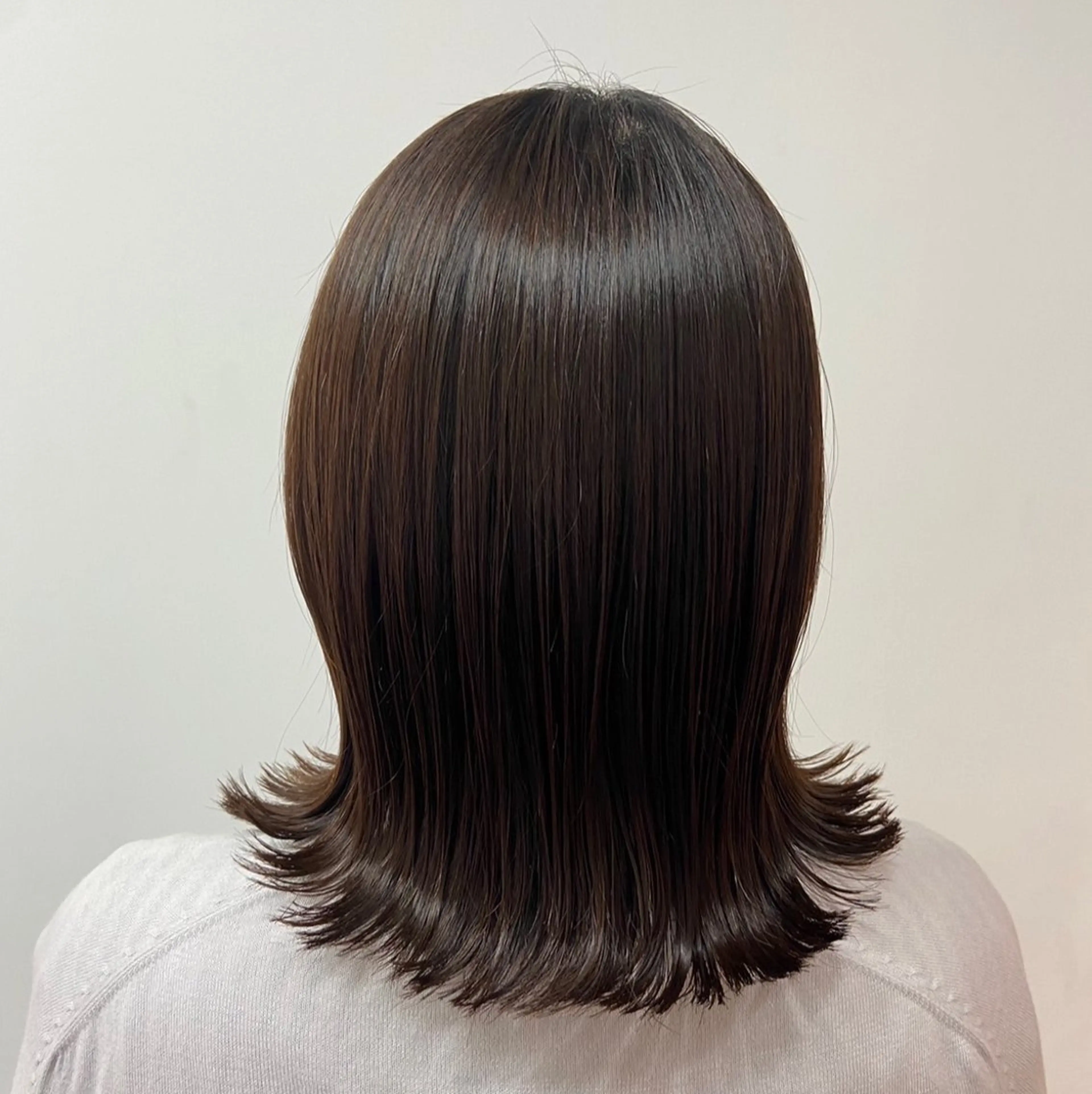 ミディアム 外ハネヘア 安岡美咲✂︎ 艶カラー/髪質改善のヘアスタイル