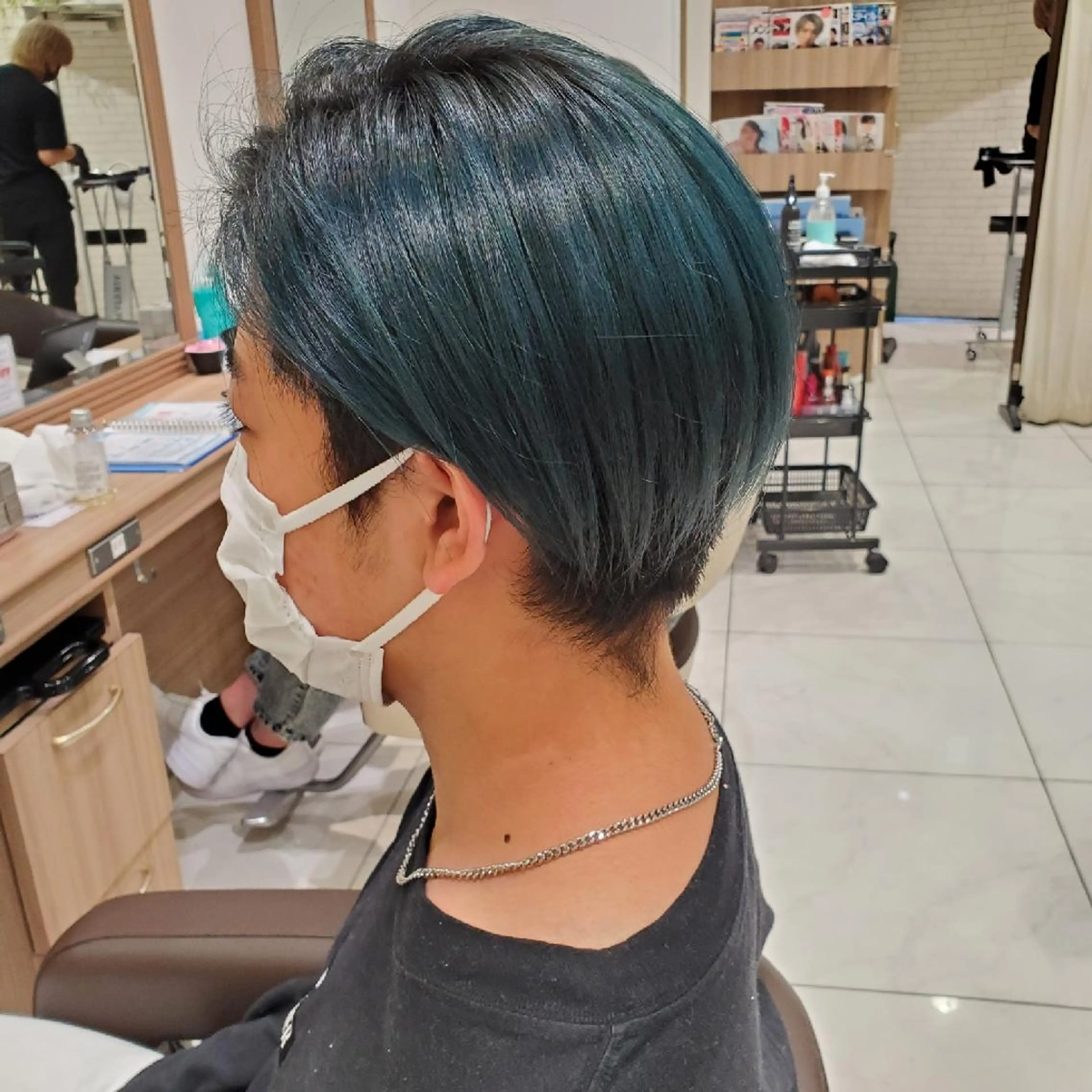 ショート カラー ブリーチ ブルーカラー イルミナカラー 中村 和貴のヘアスタイル
