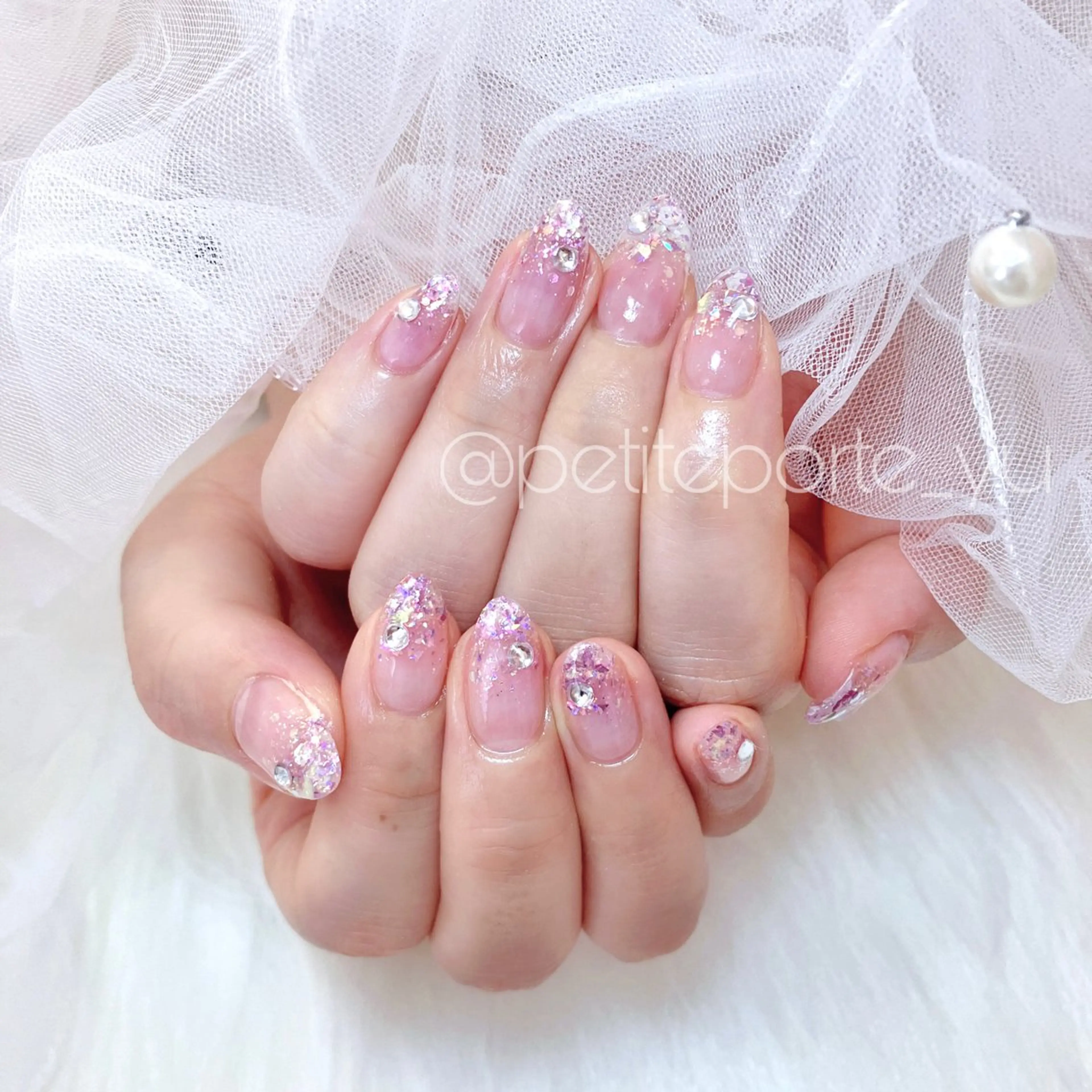 ネイル グラデーション ラメ(グリッター) ラメグラデーション シルバー ストーンネイル nailsalon petite porte所属・petite porteのネイルデザイン