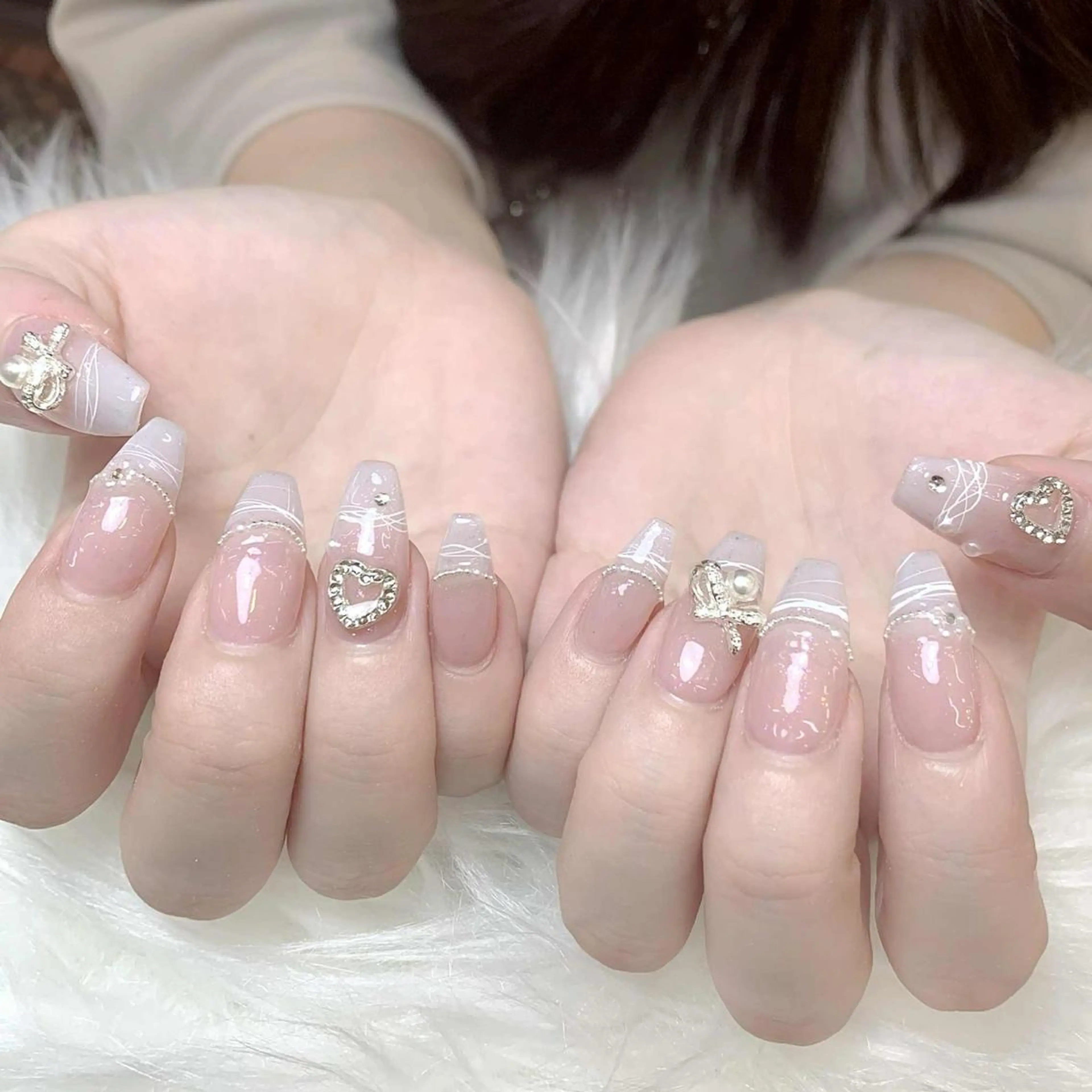 ネイル ハート ホワイト ハンドネイル ハンドケア ヒユ ビューティーのネイルデザイン