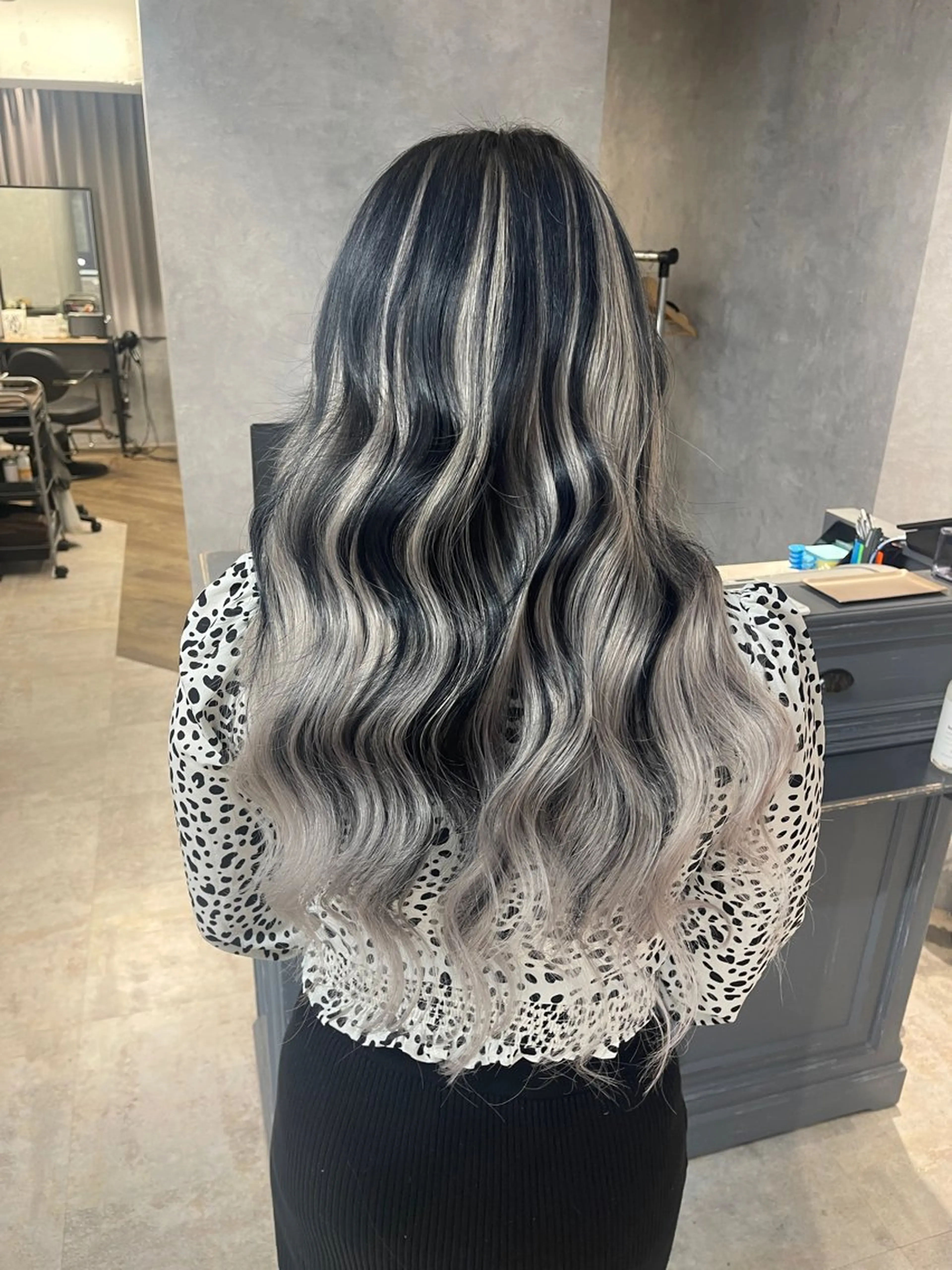 ロング カラー ブリーチ ケアブリーチ 髪質改善 エクステ オフホワイトアンドなんば所属・福西 洋斗のヘアスタイル