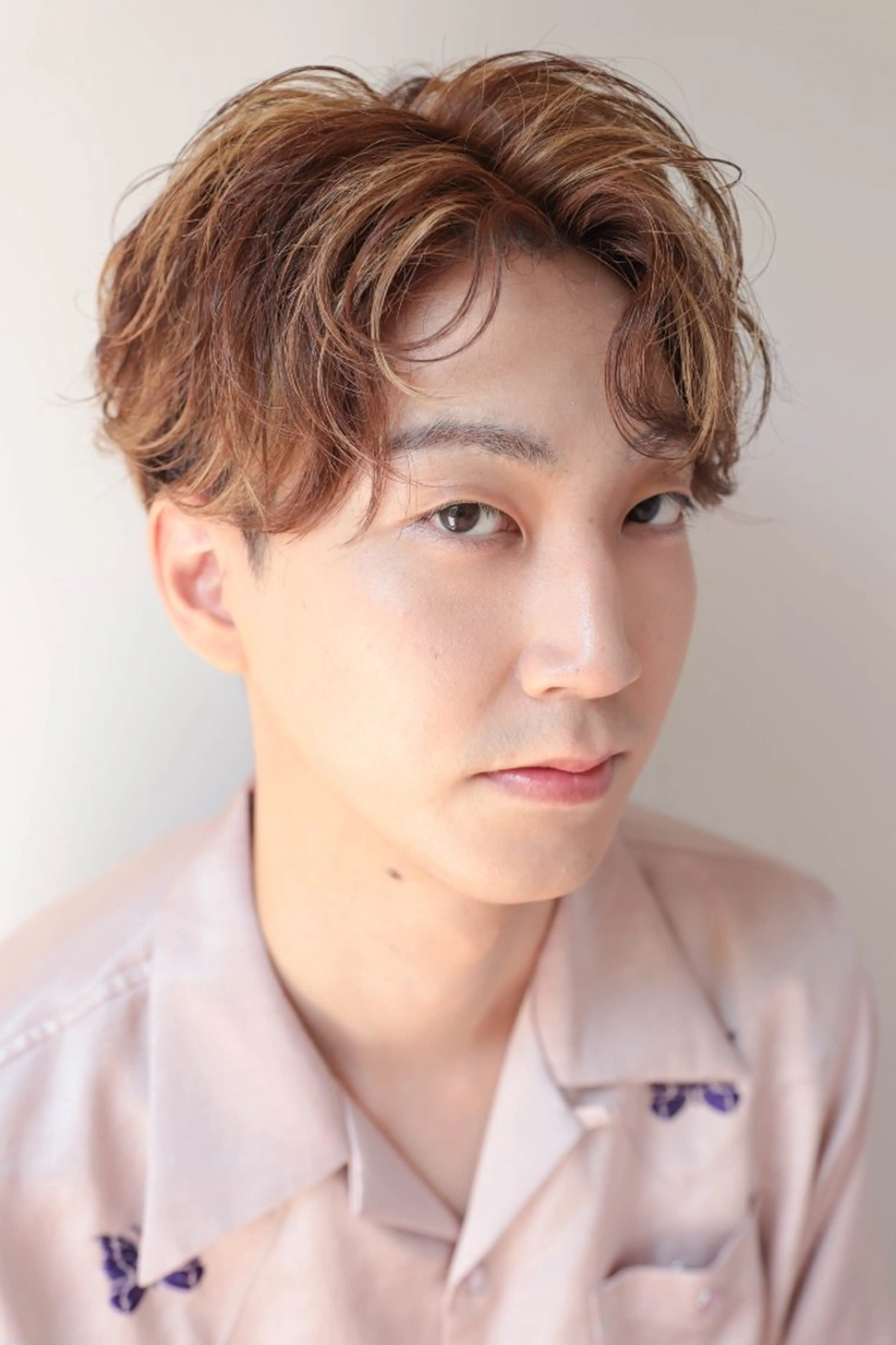 メンズ カラー メンズブリーチ センターパート ブリーチ ダブルカラー ブリーチなしカラー ヘアカラー トリートメント メンズ ヘアメイク  ハイトーン キャロのヘアスタイル