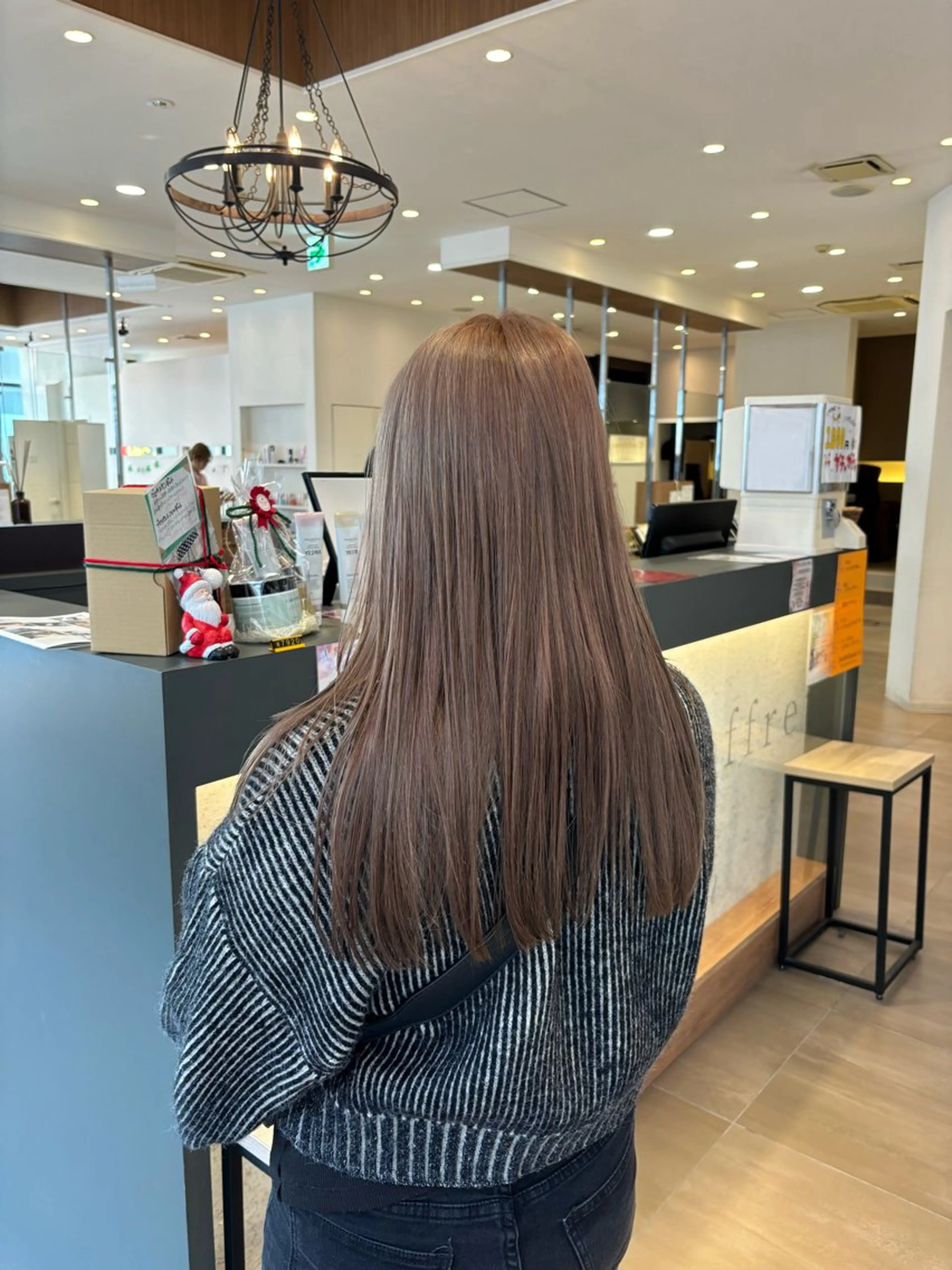 ロング カラー 岩岡 つなみのヘアスタイル