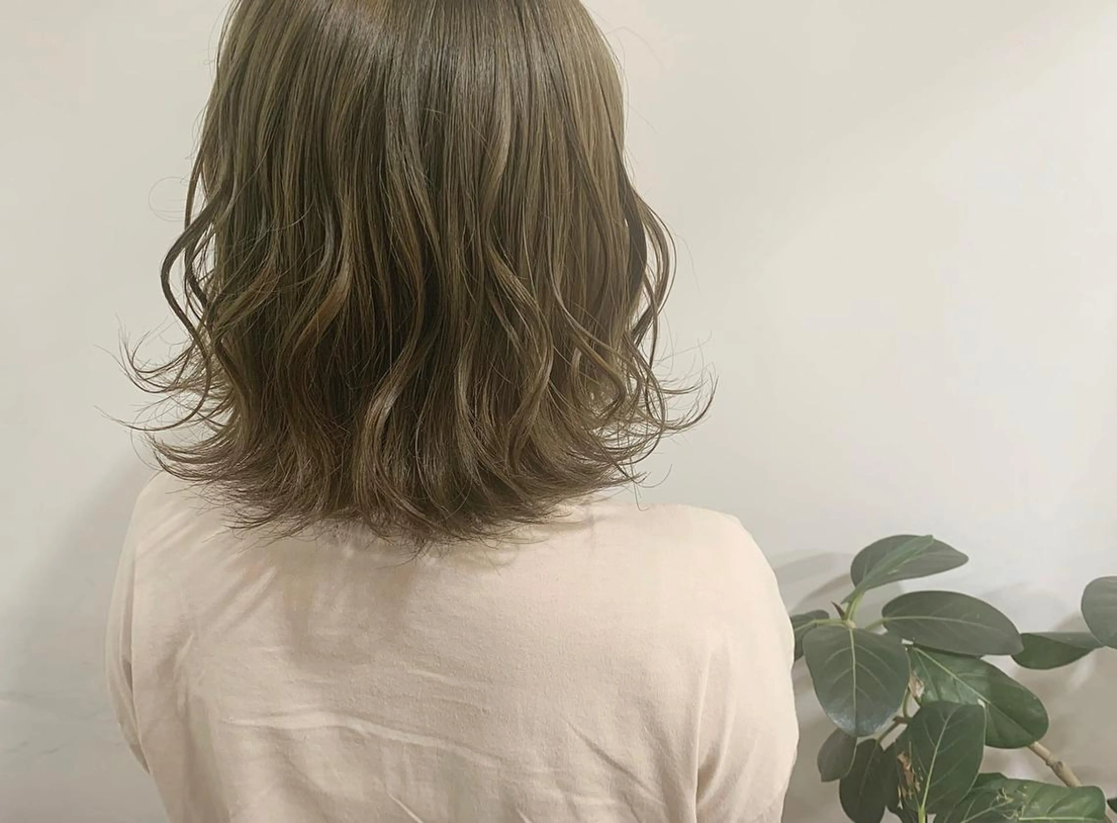 ミディアム カラー ヘアアレンジ ベージュカラー グレージュ ミルクティーベージュ オリーブグレージュ オリーブグレー ヘアカラー たかいわ みきのヘアスタイル