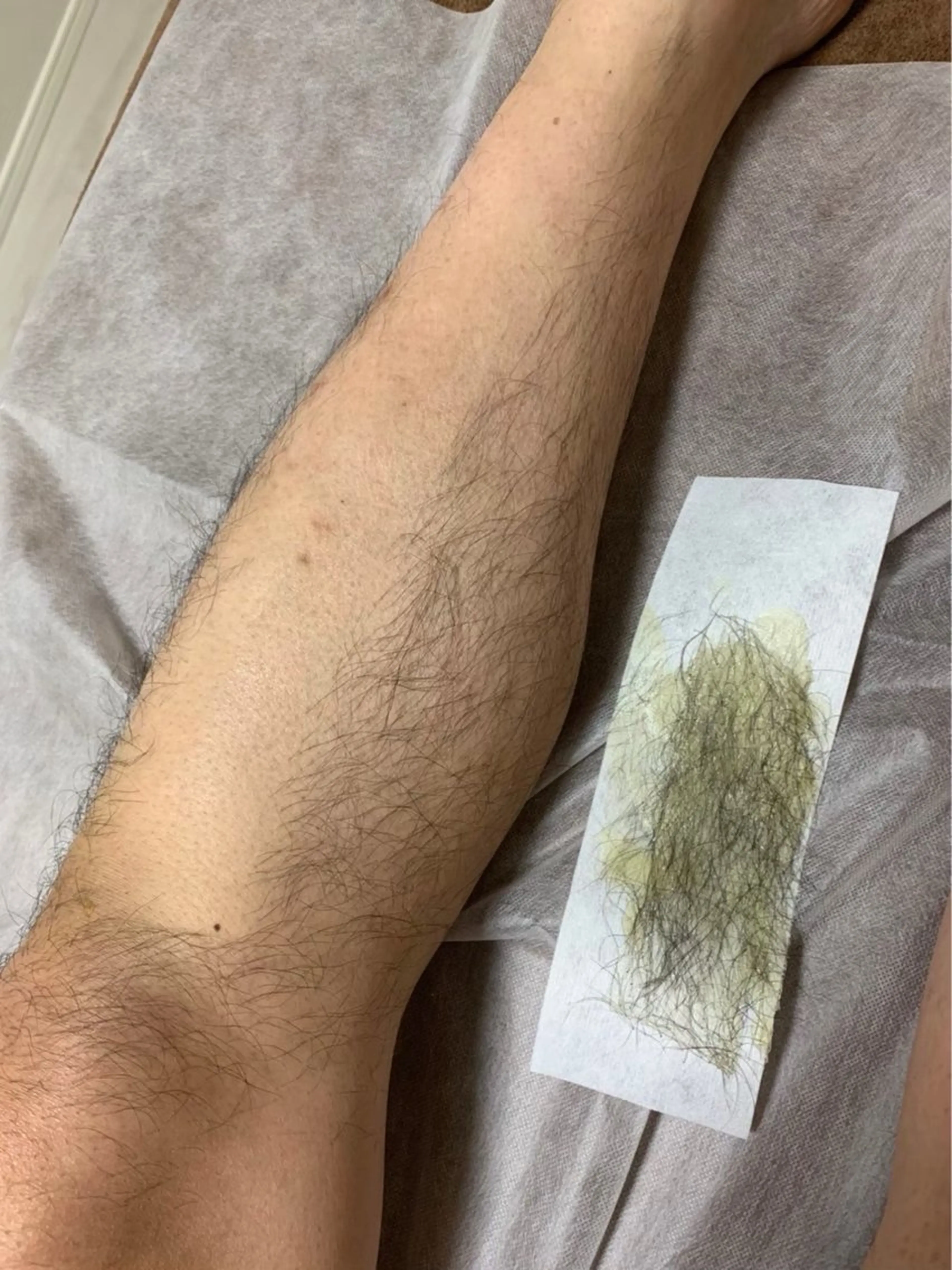 【メンズ美肌脚ワックス脱毛🦵✨️】その場でツヤ肌✨️￥10,300足の付け根から指先まで⚠️毛が１センチ以上ある方必須の写真