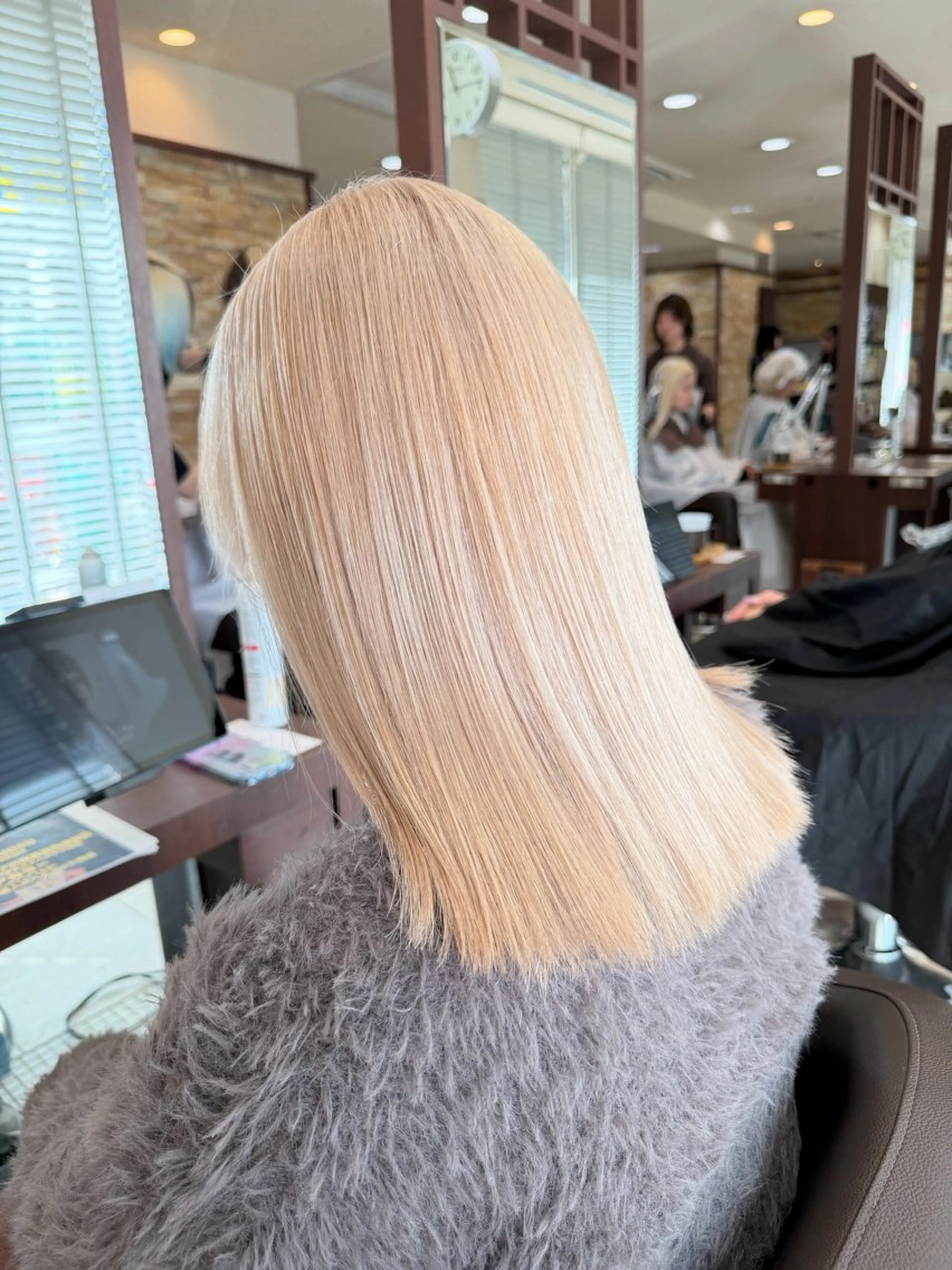 ミディアム カット ヘアカラー トリートメント 千葉ハイトーンカラー KASUMIのヘアスタイル