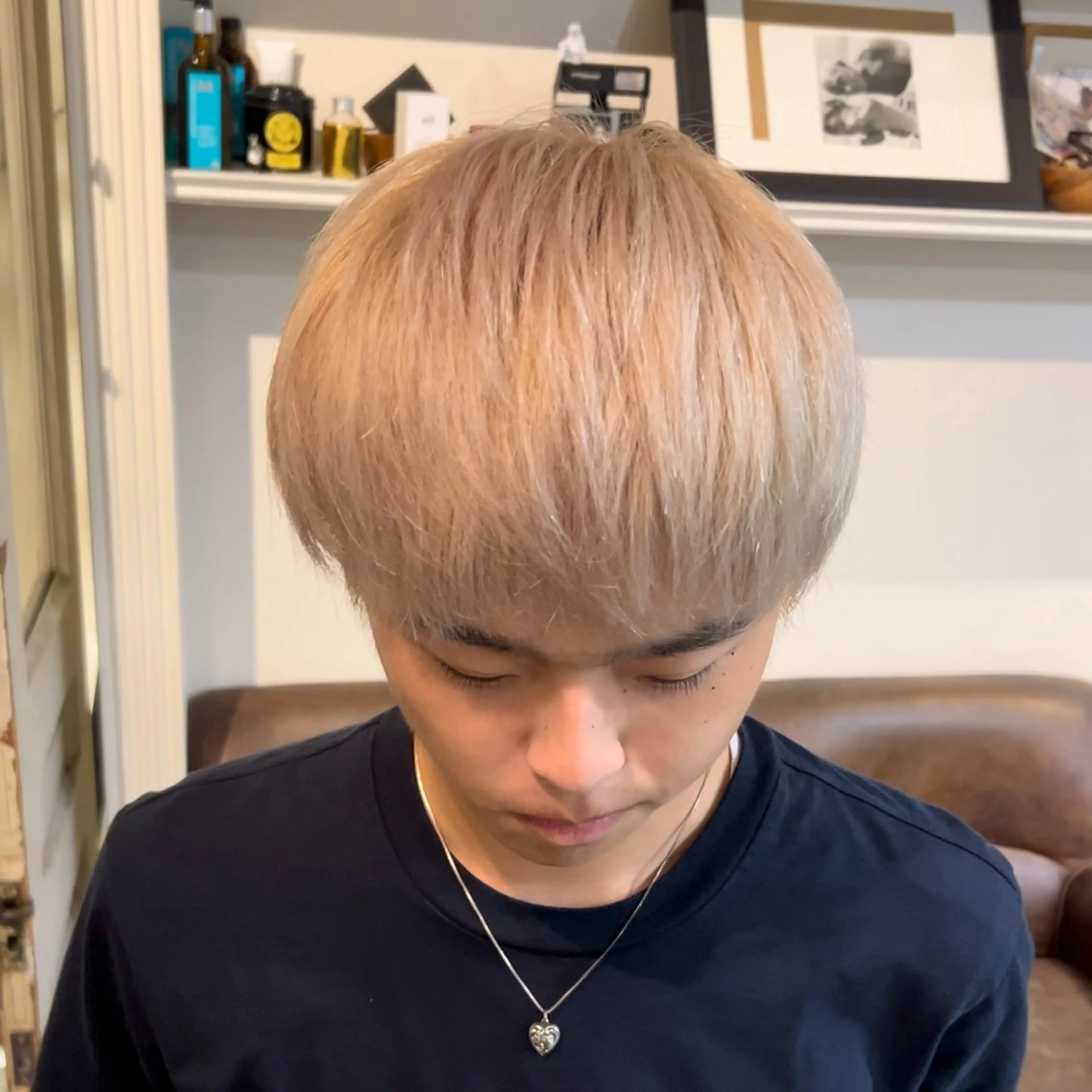 カラー メンズ ブロンド ホワイトブロンド オカベ ショウマのヘアスタイル