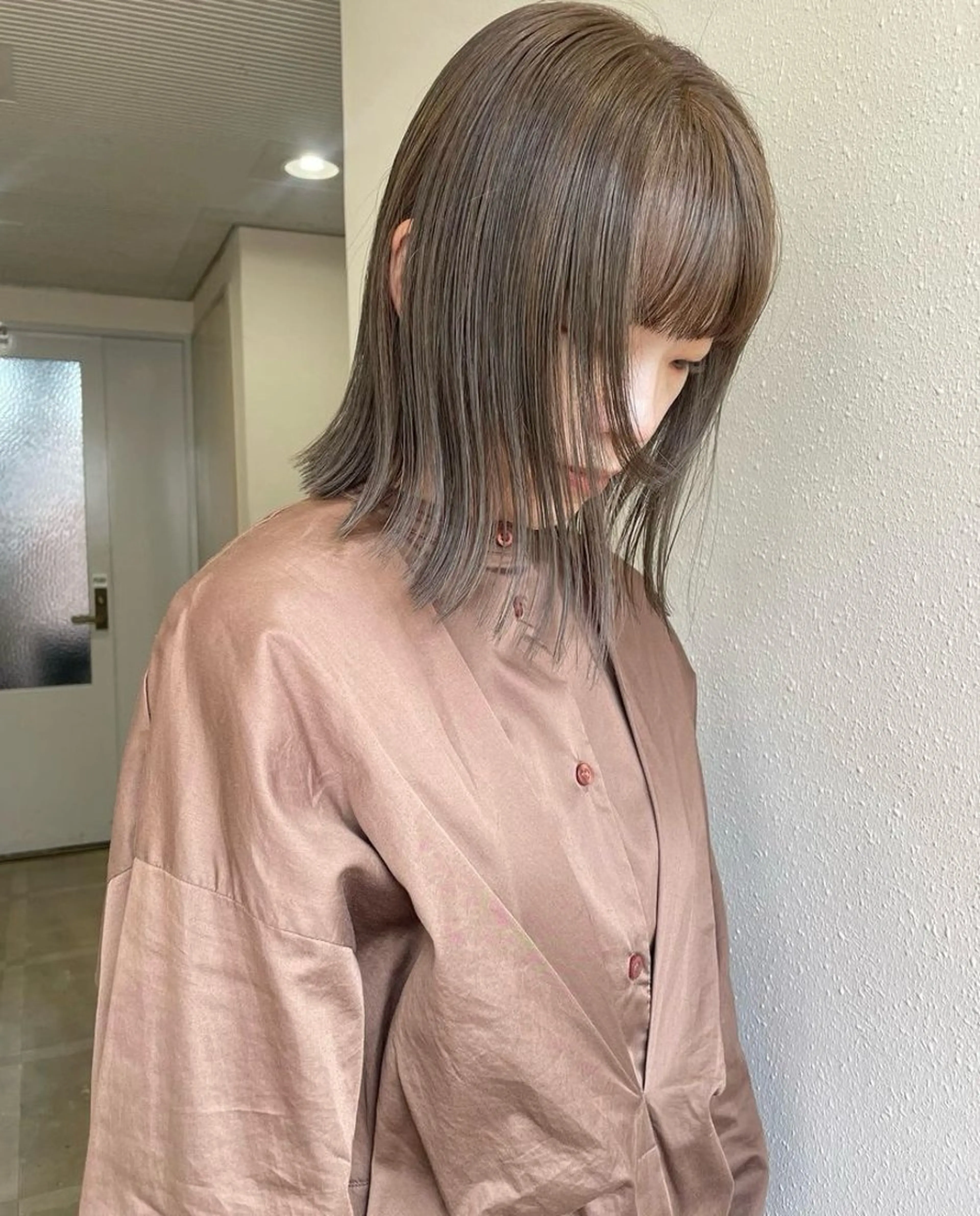 ミディアム ボブ 透明感/グレージュ/ レイヤー/ 青空のヘアスタイル