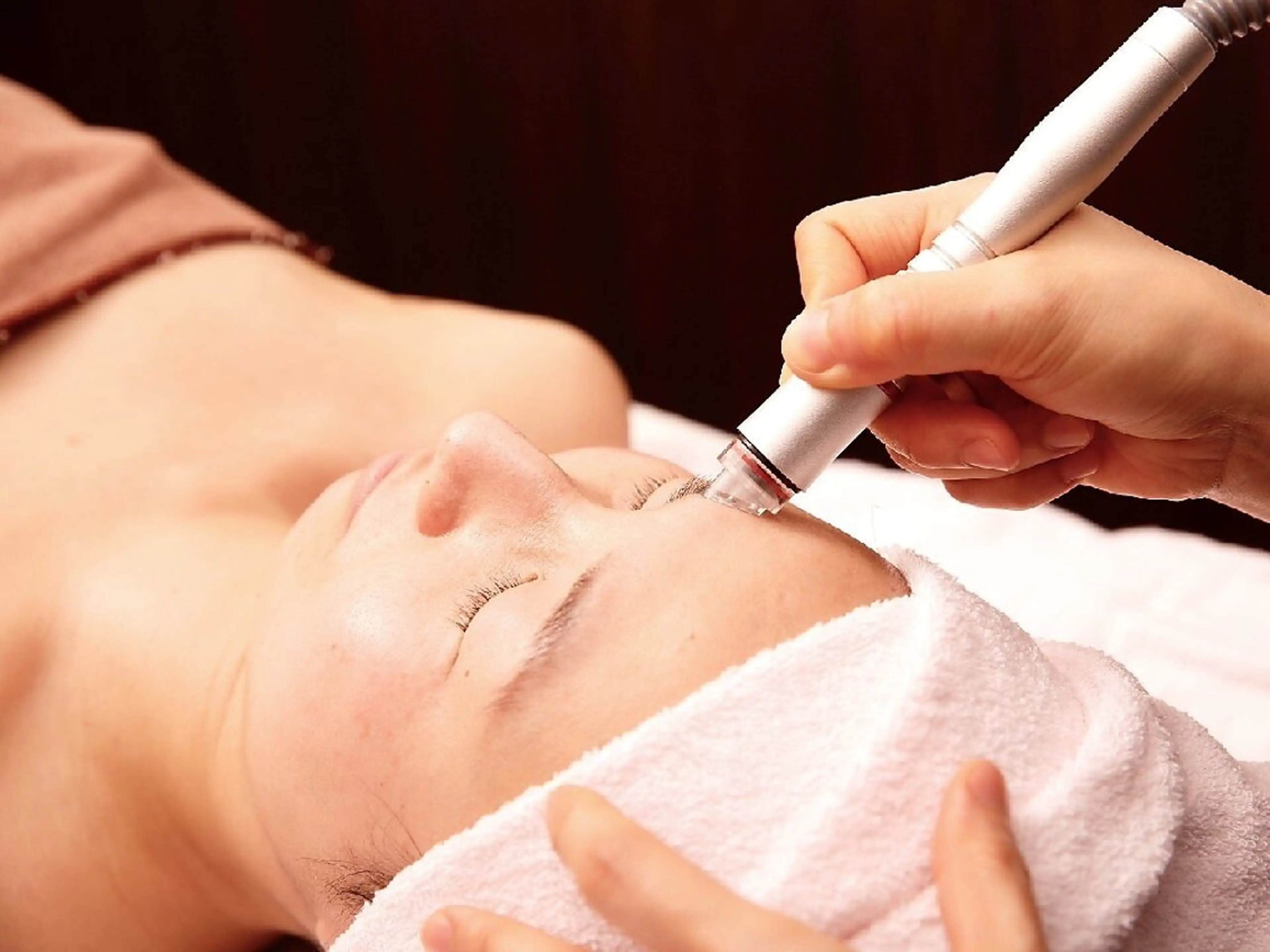 角栓除去！【ハイドロフェイシャル★】毛穴洗浄ケア×ピーリング×小顔コルギ×パク60分の写真