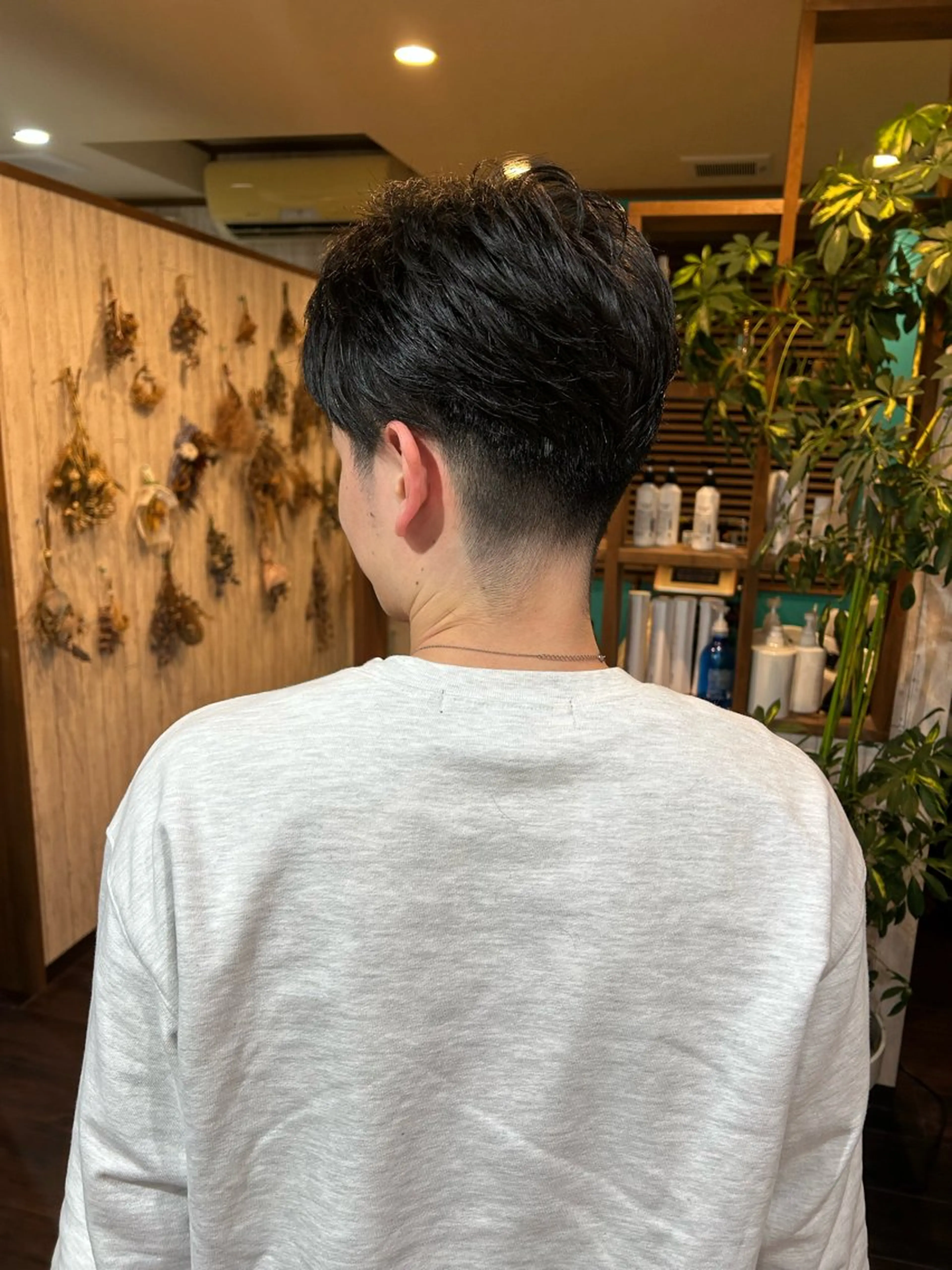 ショート メンズ センターパート 刈り上げ カット 早坂 さくらのヘアスタイル