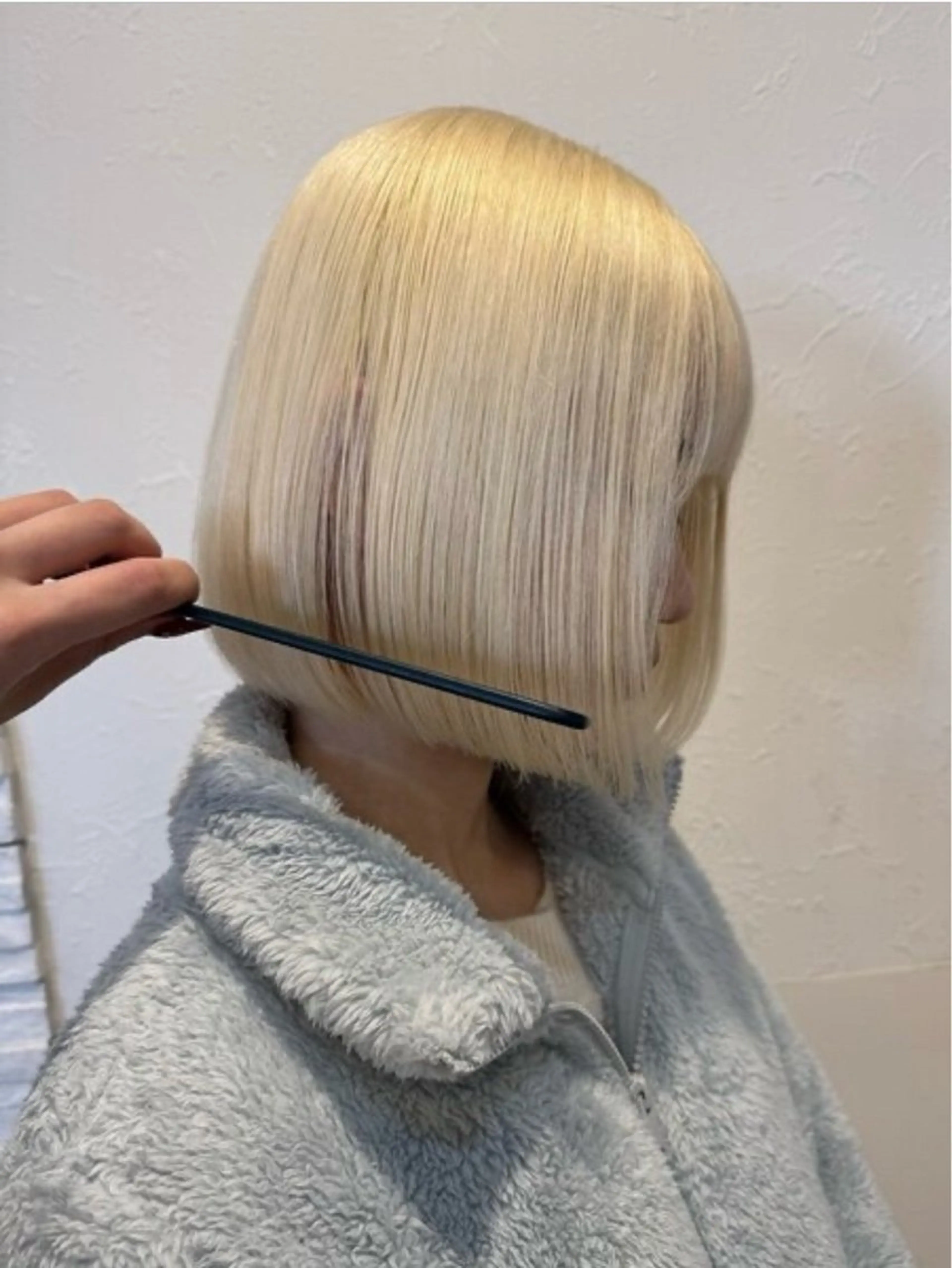 ショート カラー 抜きっぱなしブロンド 須佐美 悠仁のヘアスタイル