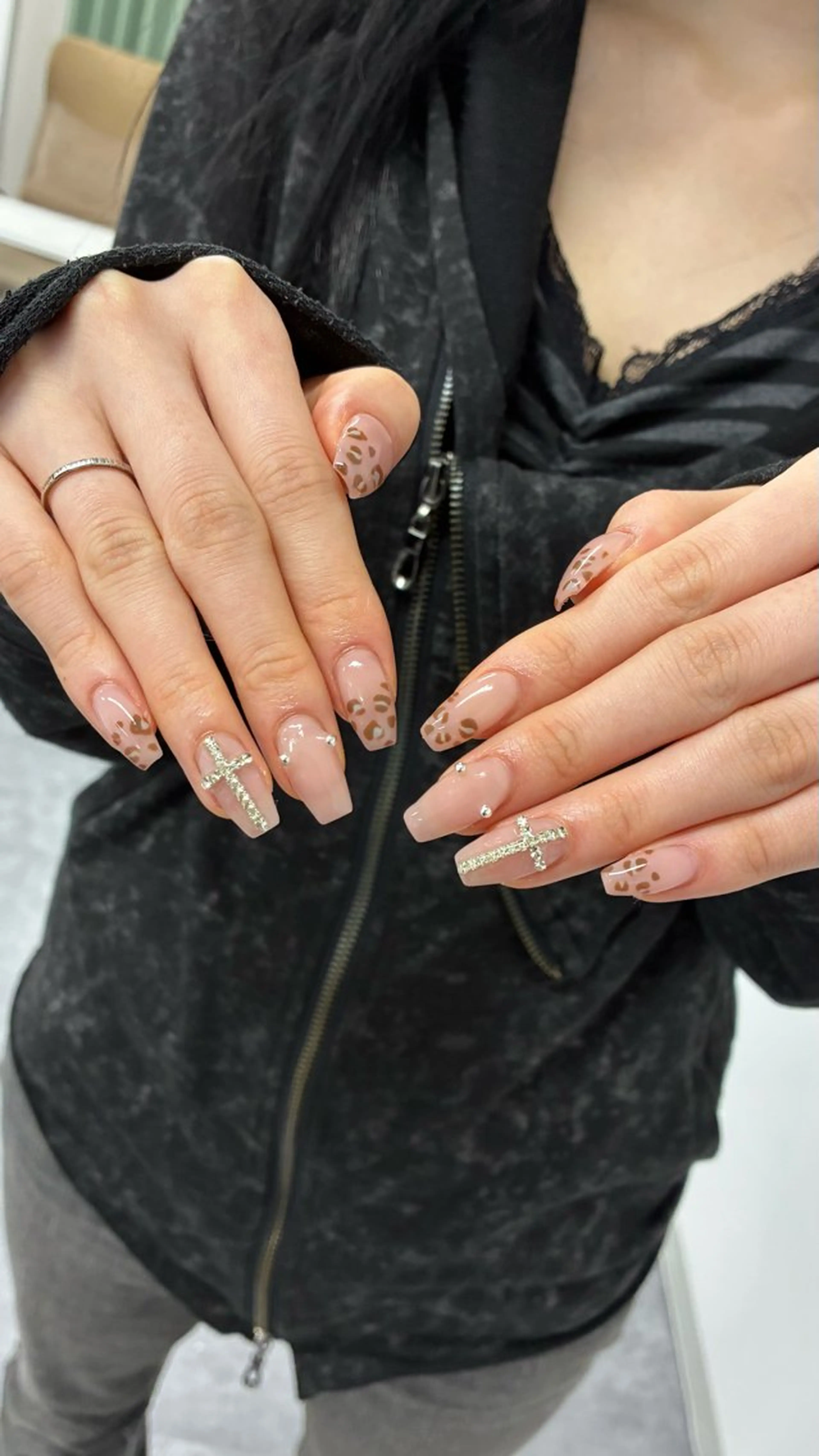 ネイル キラキラネイル オフィスネイル ワンカラーネイル リボン ワンホンネイル ハンドネイル Serena studio所属・Risa 梅田/南森町ネイルのネイルデザイン