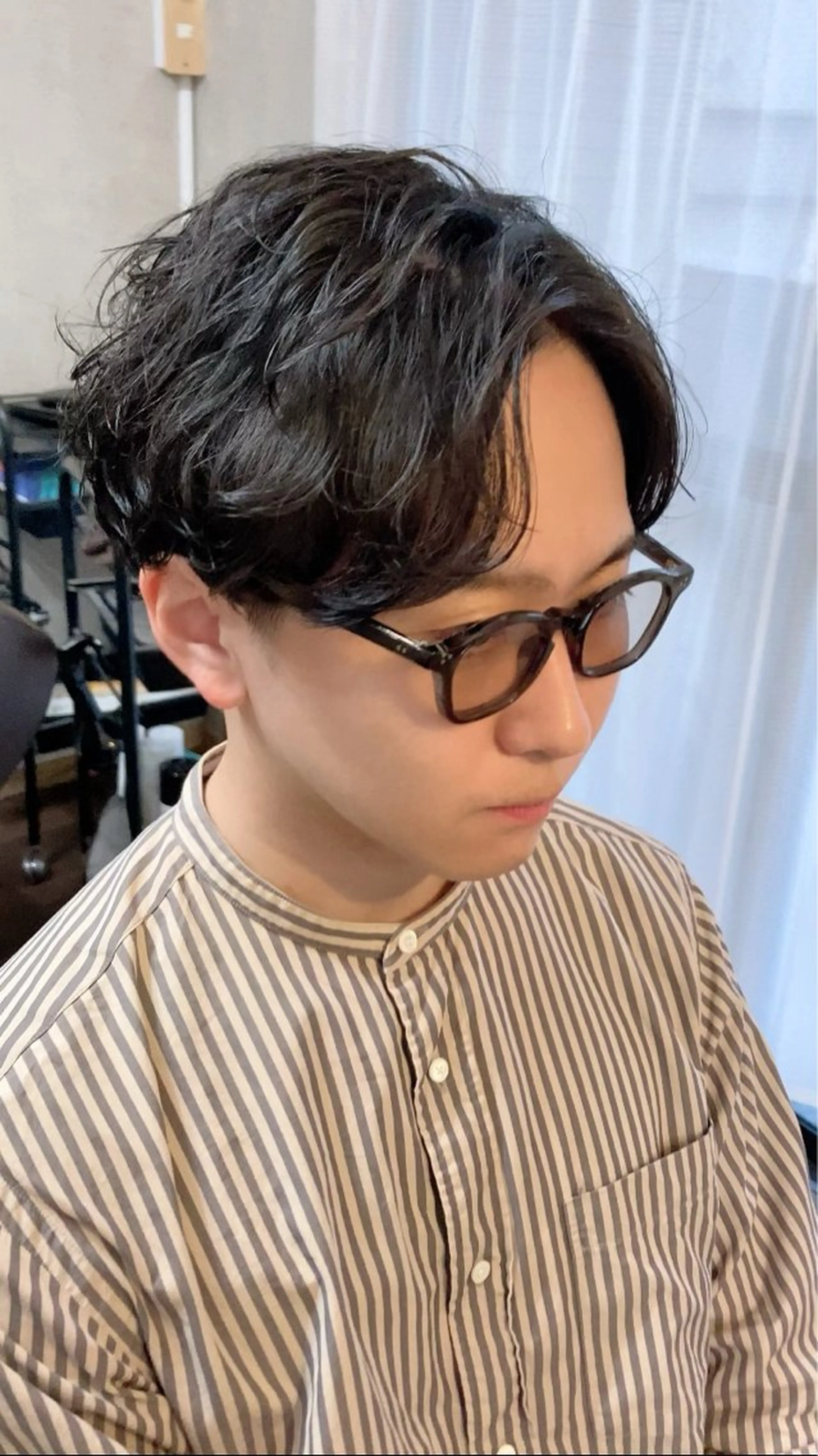 ミディアム メンズ ミディアムパーマ センターパート メンズパーマ 波巻きパーマ カット パーマ AUTHENTIC private mens hair salon所属・完全個室マンツーマン メンズサロン草野貴樹のヘアスタイル
